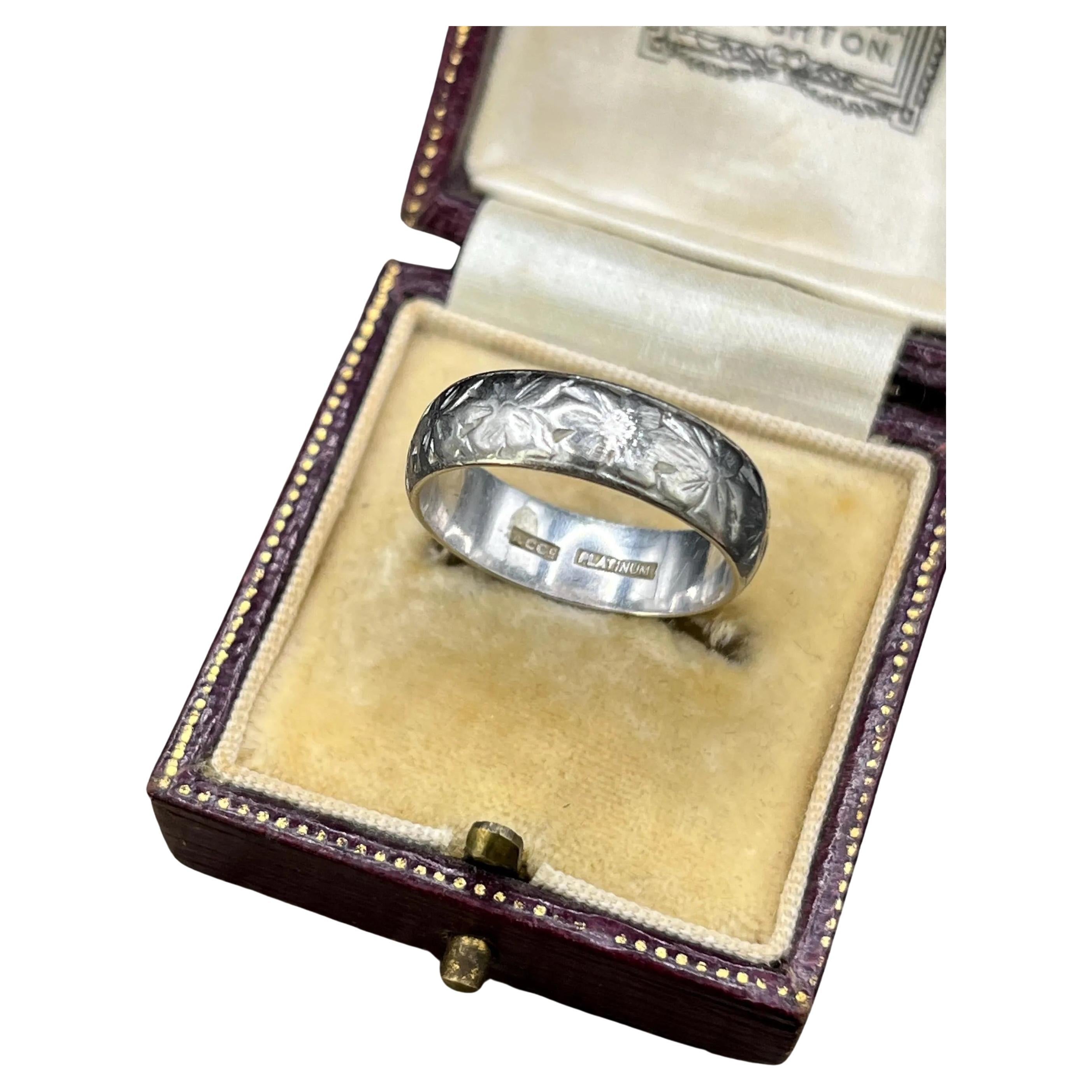 Anello di platino d
epoca con incisione, circa anni 
40 in vendita