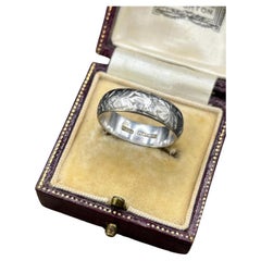 Anello di platino d
epoca con incisione, circa anni
40