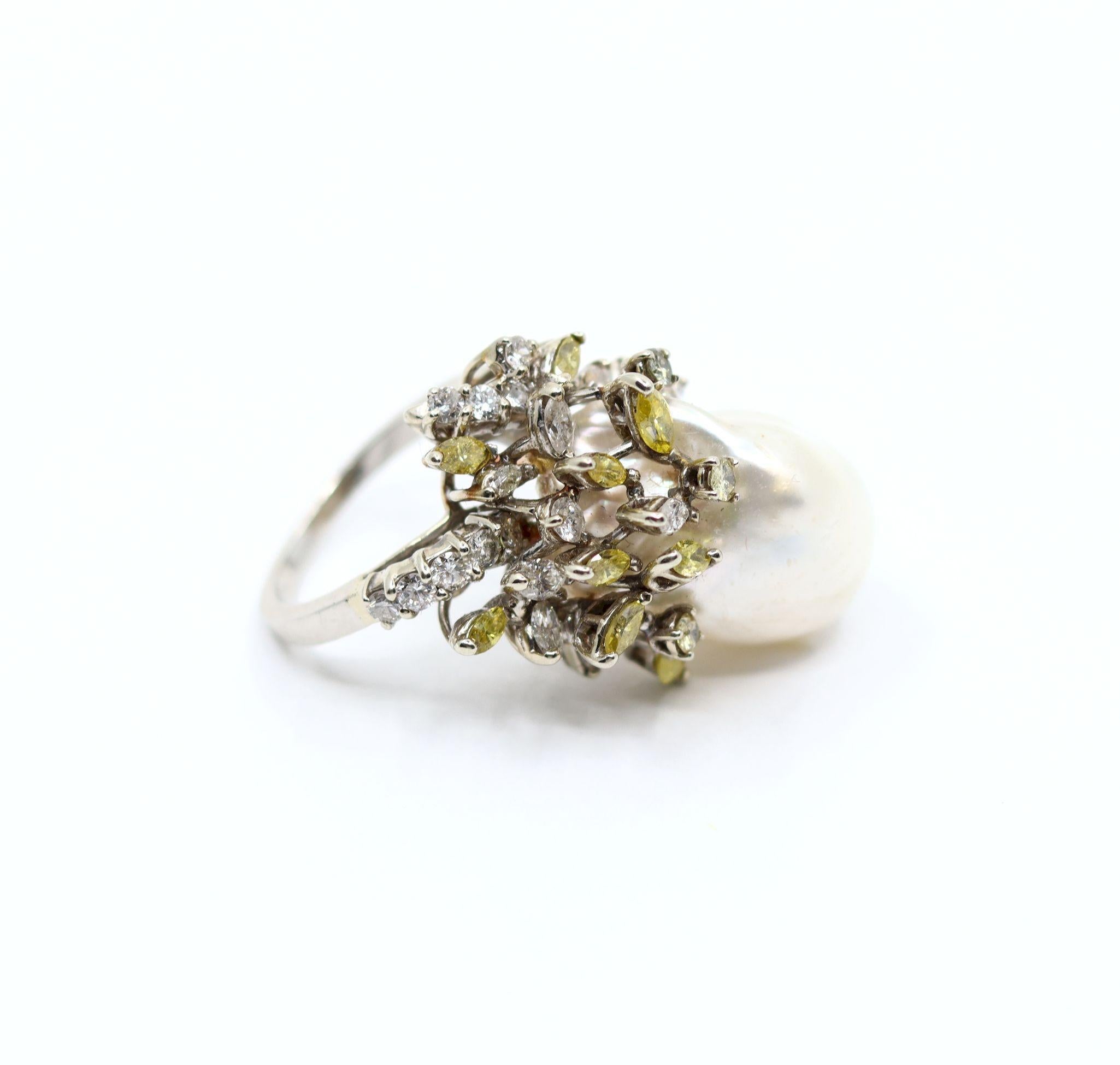 Anello da cocktail in platino vintage con diamanti bianchi e gialli e perle barocche In condizioni buone in vendita a Flushing, NY