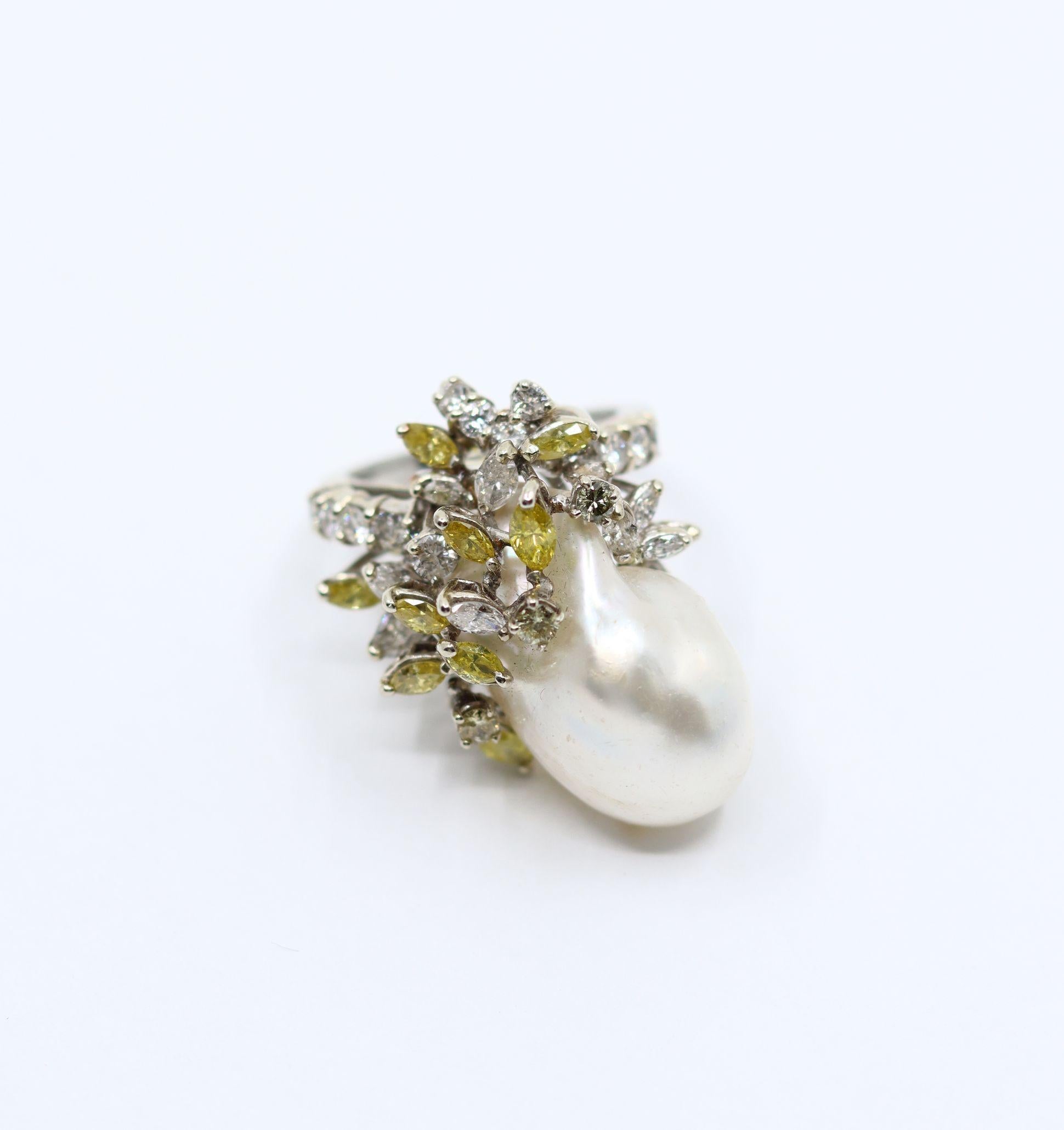 Donna Anello da cocktail in platino vintage con diamanti bianchi e gialli e perle barocche in vendita