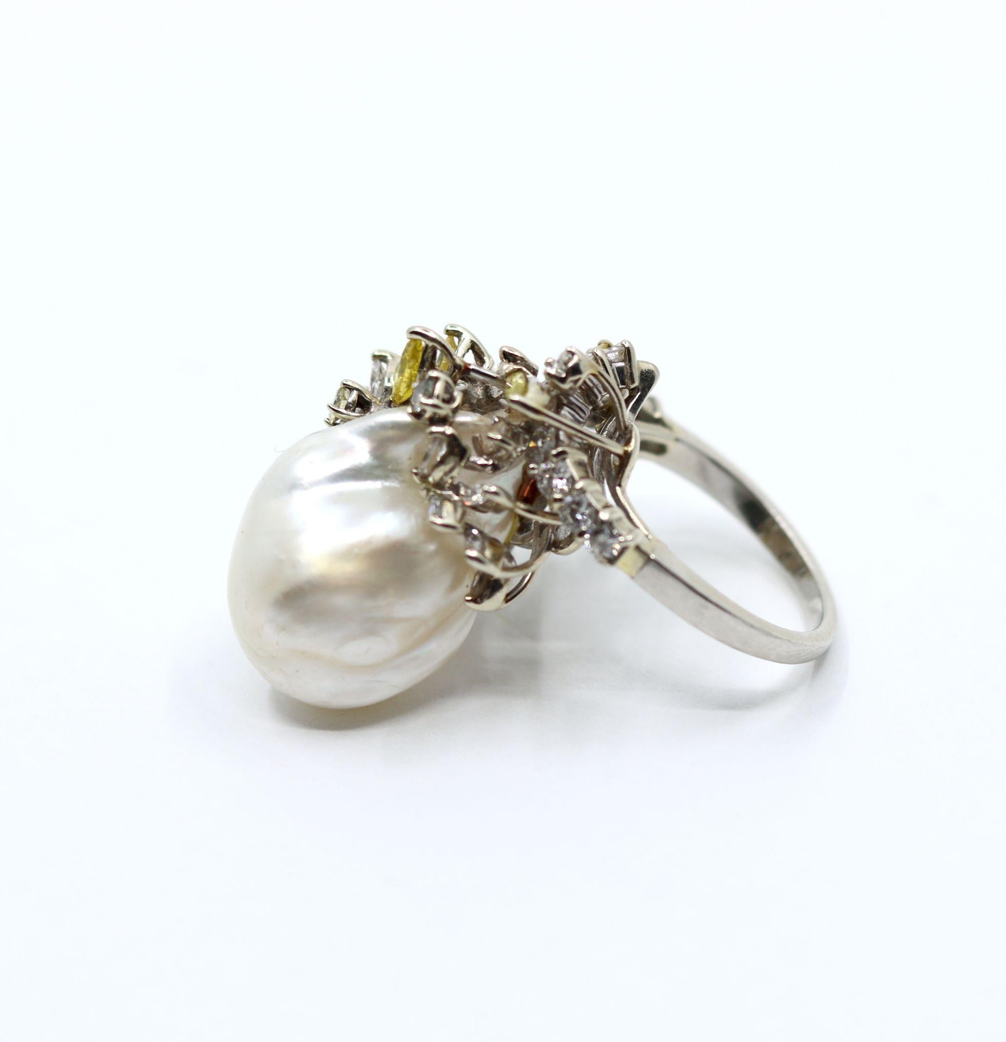 Anello da cocktail in platino vintage con diamanti bianchi e gialli e perle barocche in vendita 1