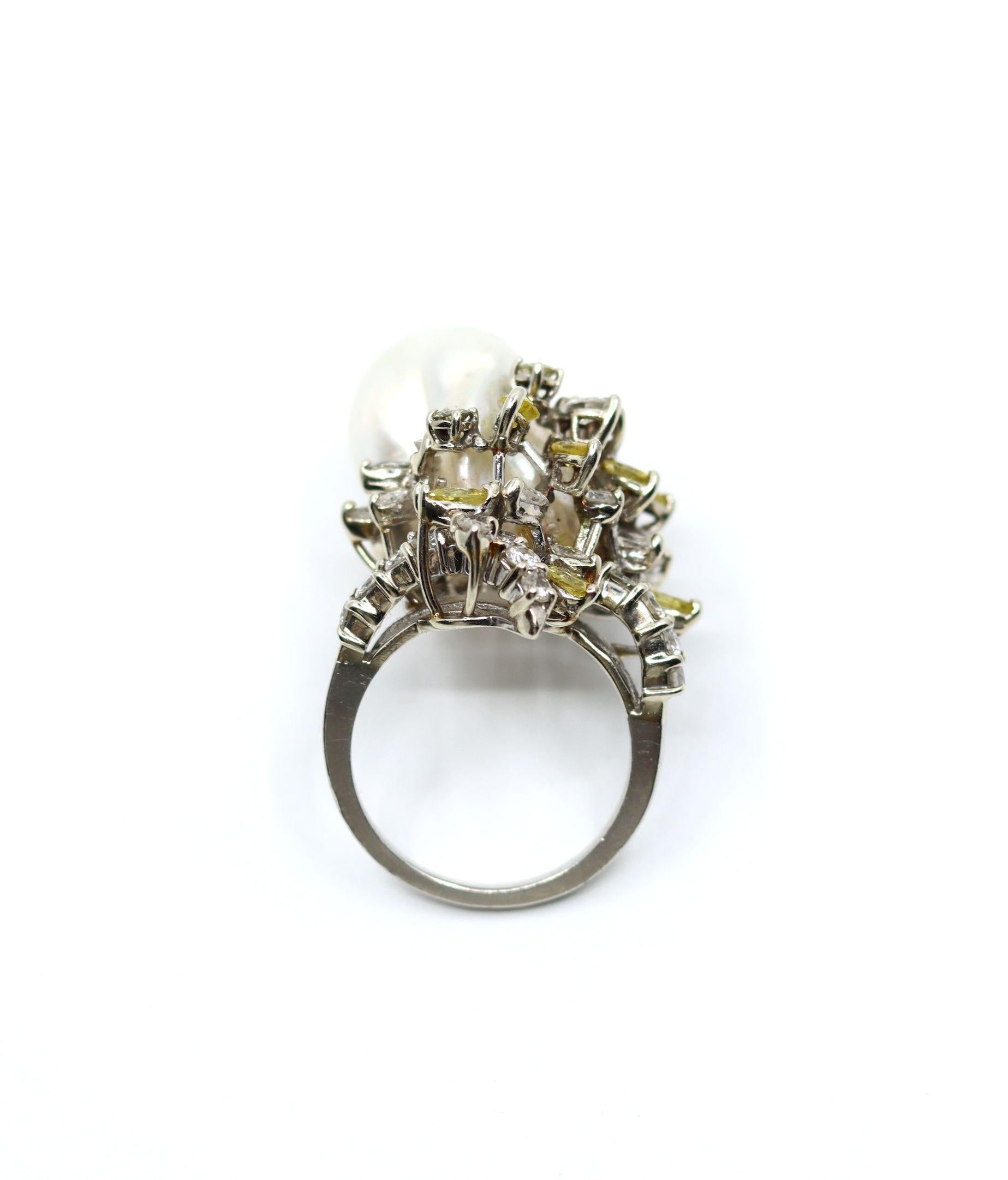 Anello da cocktail in platino vintage con diamanti bianchi e gialli e perle barocche in vendita 2
