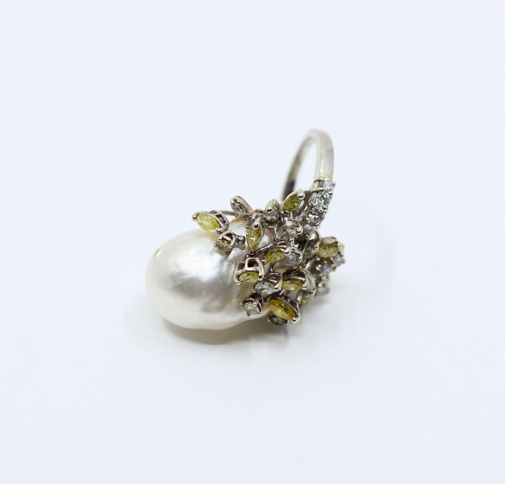 Anello da cocktail in platino vintage con diamanti bianchi e gialli e perle barocche in vendita 3