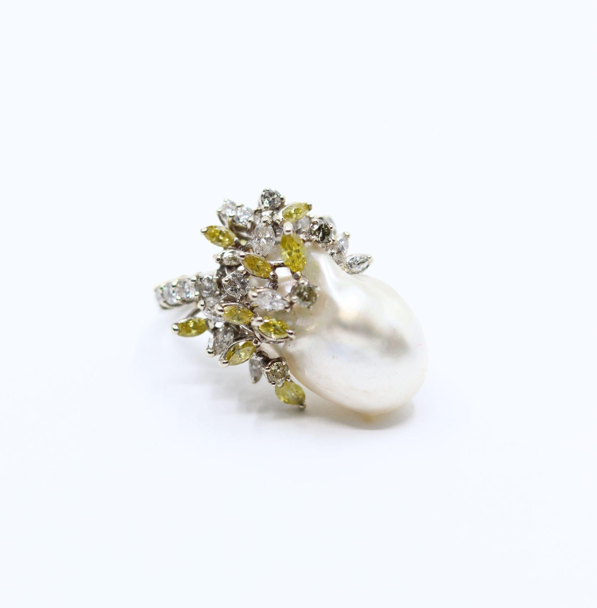 Anello da cocktail in platino vintage con diamanti bianchi e gialli e perle barocche in vendita 4