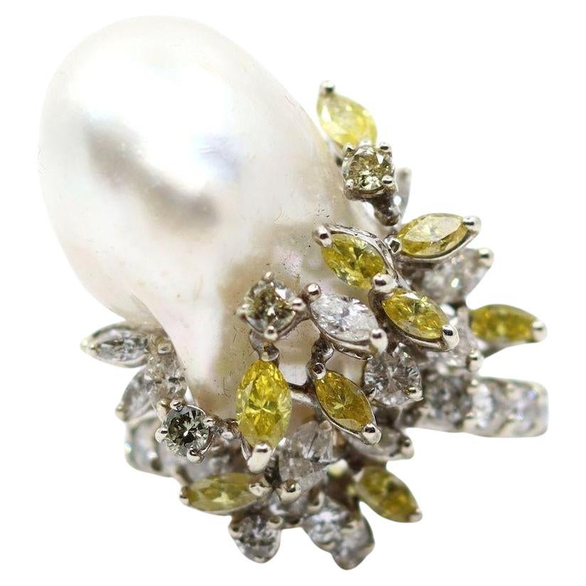 Anello da cocktail in platino vintage con diamanti bianchi e gialli e perle barocche in vendita