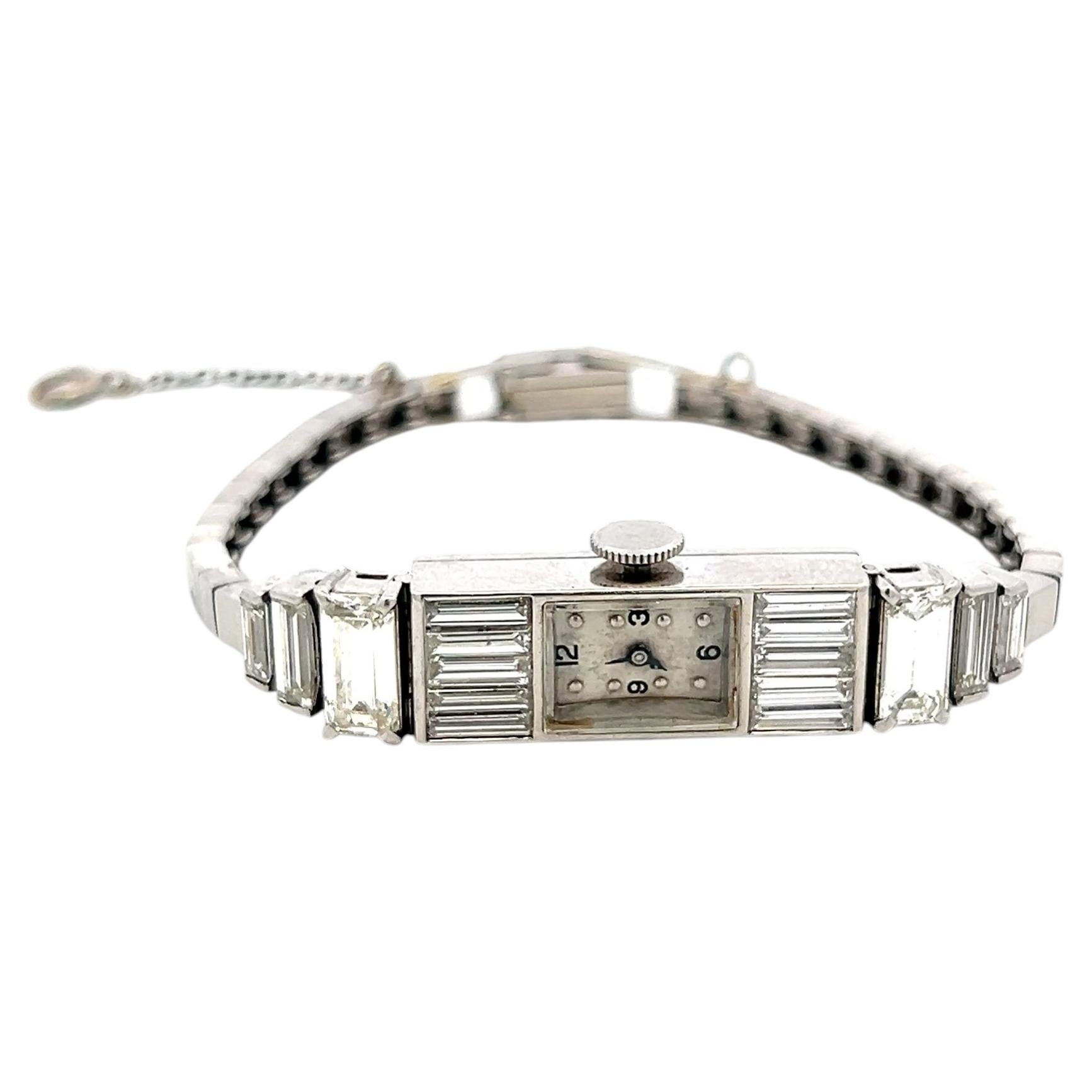 Vintage Platin Armbanduhr mit 5 Karat Baguette Form Diamanten im Angebot