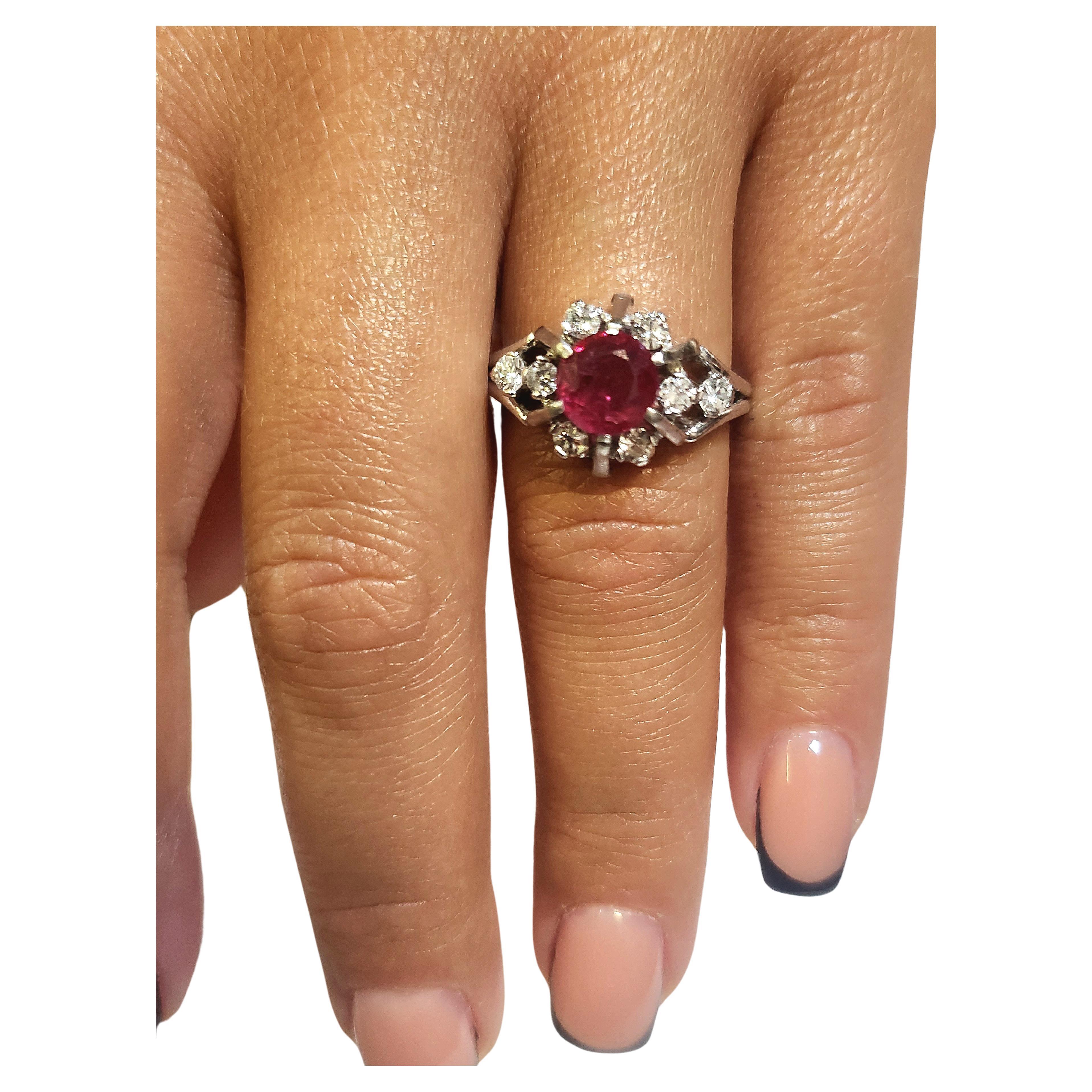 Bague en platine vintage centrée sur un rubis naturel de couleur pégion sang d'un poids estimé à 1.5 carats flanqué de diamants taille brillant de couleur blanche d'un poids estimé à 0.50 carat de belle facture.