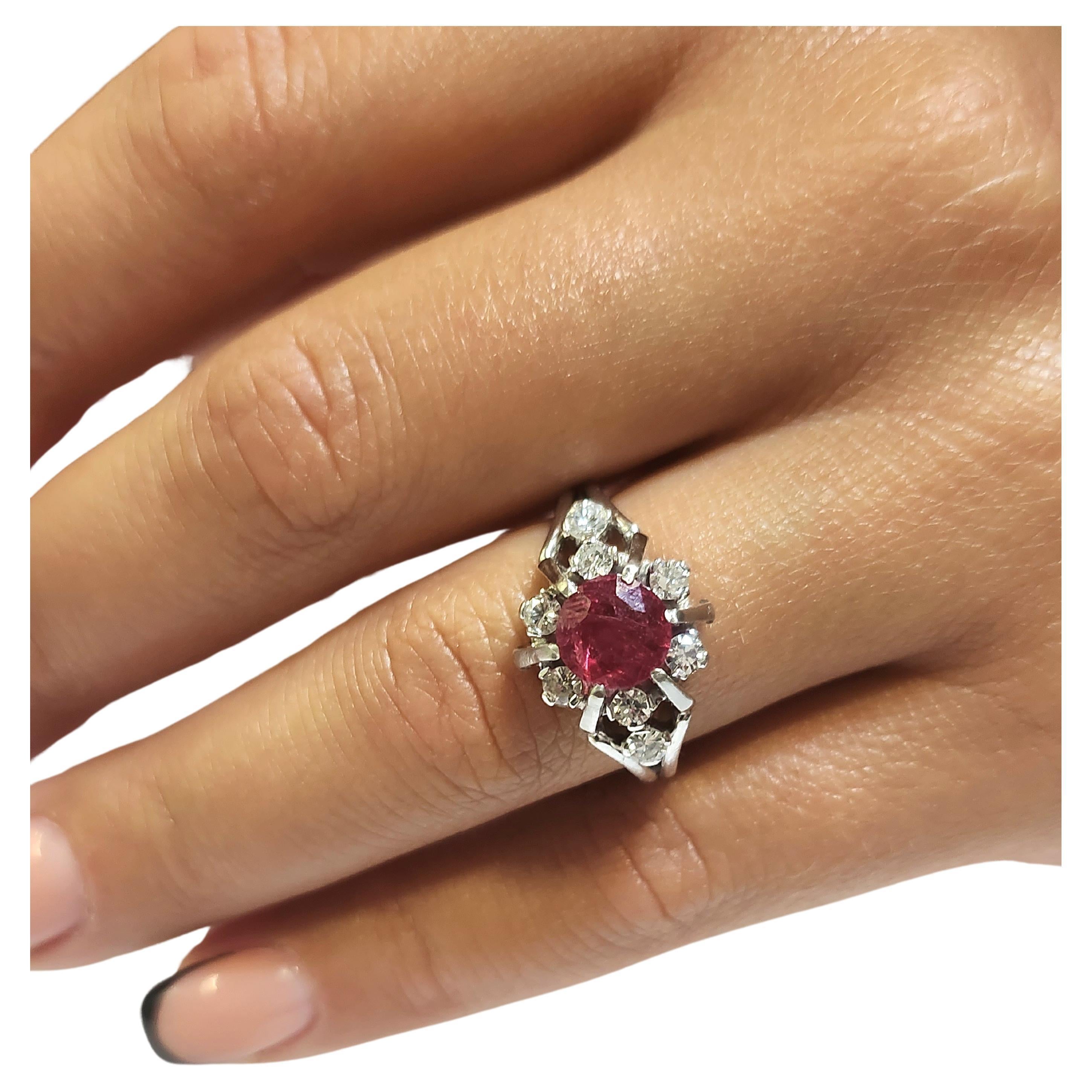Bague vintage en rubis et diamants Bon état à Cairo, EG