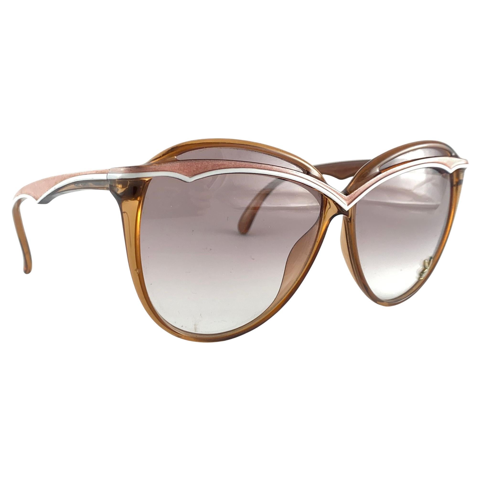 Playboy Optyl 4611 Oversize con montatura marrone traslucida e lenti color malva sfumate con il logo della coniglietta applicato sulla lente sinistra. 

Questo articolo può presentare segni di usura sia sulle lenti che sulla montatura.

Prodotto e