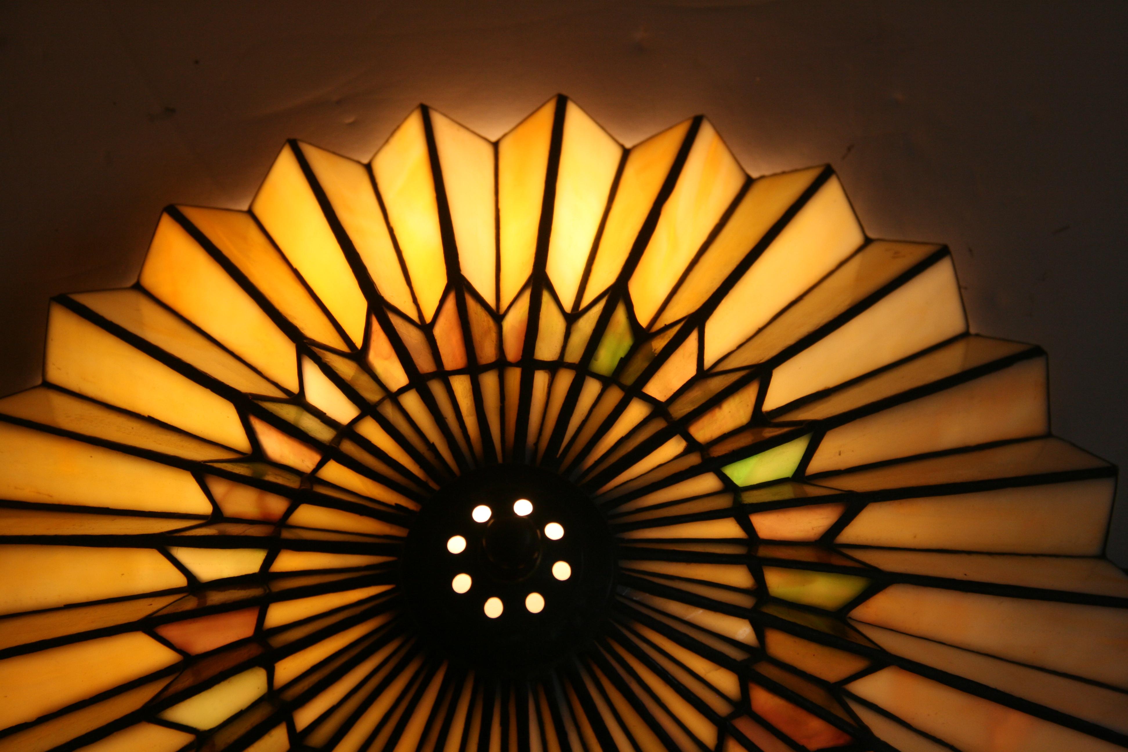 Vintage groß plissiert  Kunst  Glas Flushmount im Zustand „Gut“ im Angebot in Douglas Manor, NY