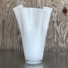 Vaso di vetro bianco plissettato vintage