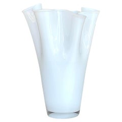 Vase vintage en verre blanc plissé