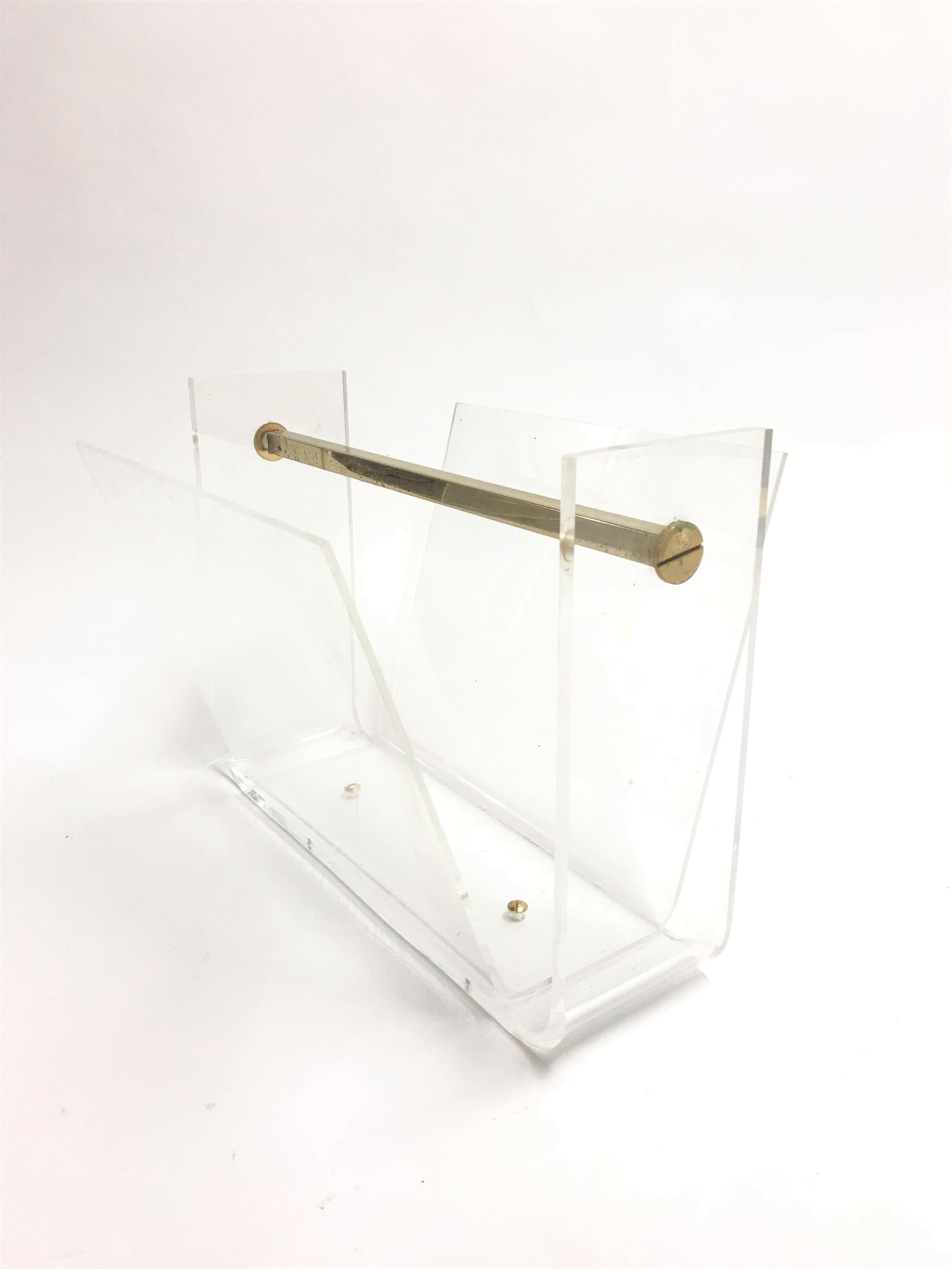 Vintage Lucite magazine holder with a brass handle.

Beautiful Hollywood Regency accessory.

Slightly used condition, scratches at the bottom.

France, 1970s.

Dimensions:
Height 30cm/12