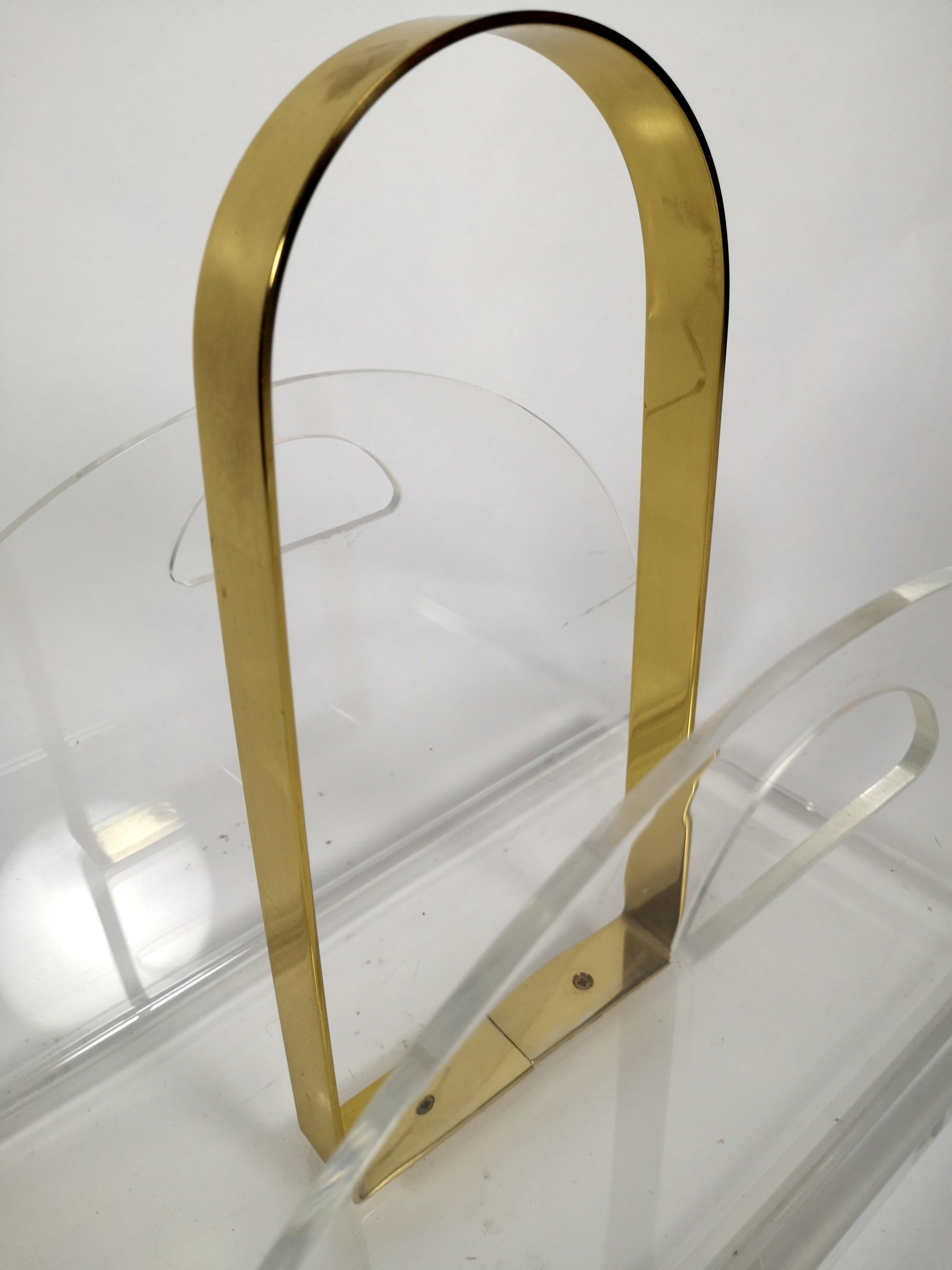 This 1970s portable magazine rack features a gold plated lacquered handle and a plexiglass body. Aside from minor scratches it's in great condition.