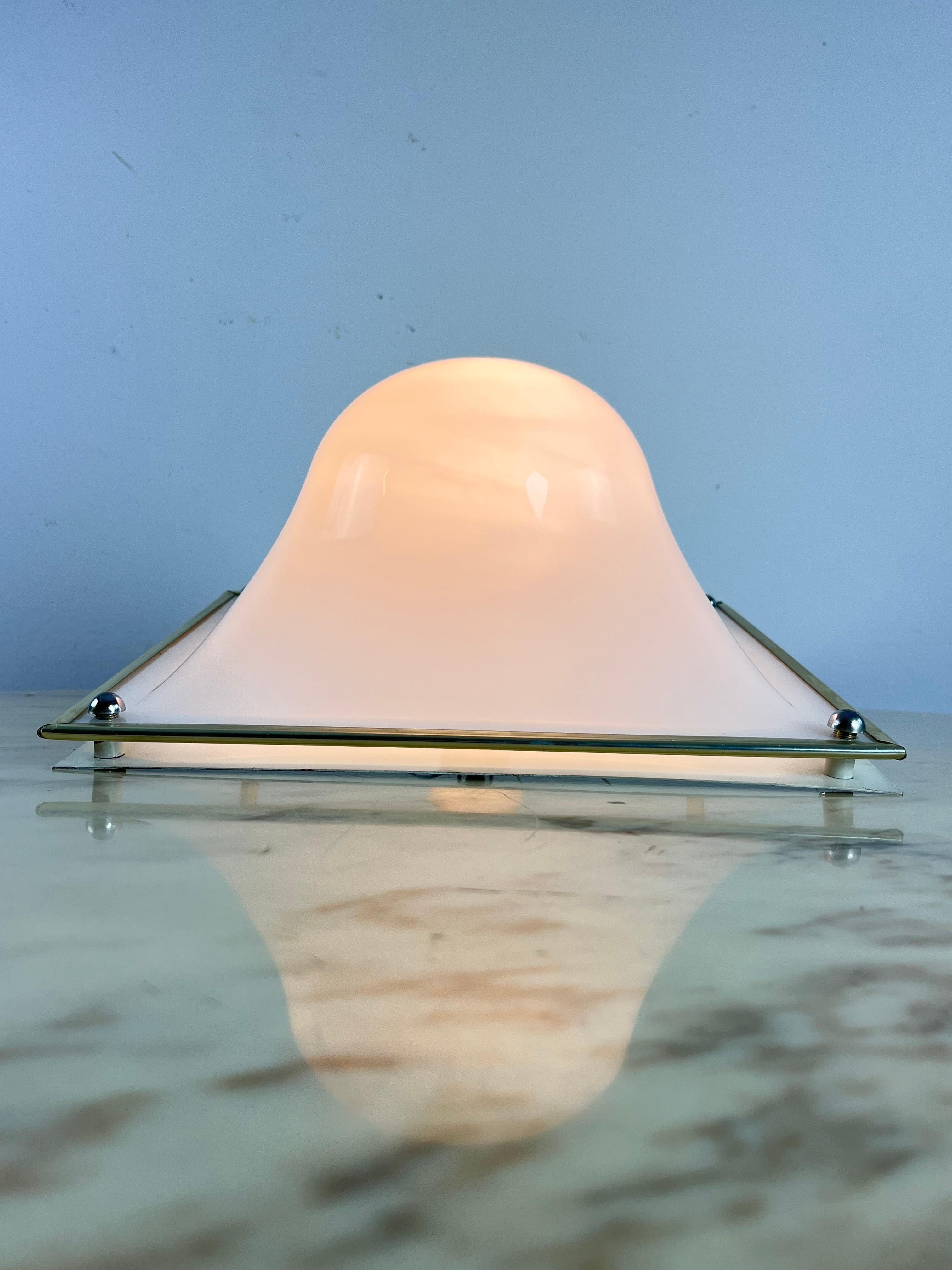 Vintage plexiglass ceiling light, Italian design 1970s
Metal structure, E27 lamp
Intact and in good condition, small signs of aging.