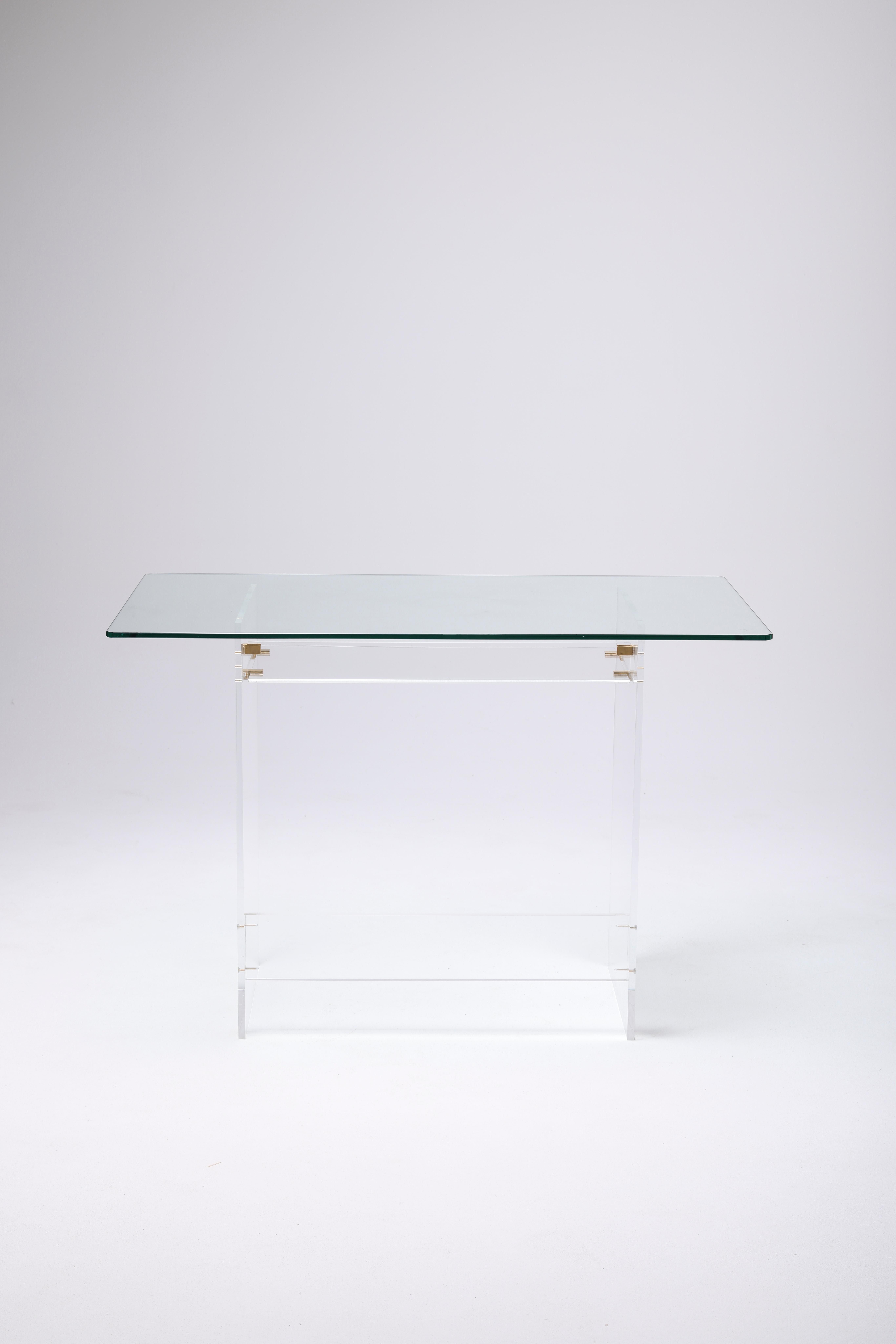 Vintage Plexiglas desk by David Lange. Glass top placed on a Plexiglas base with one shelf. Very good condition.
LP945.