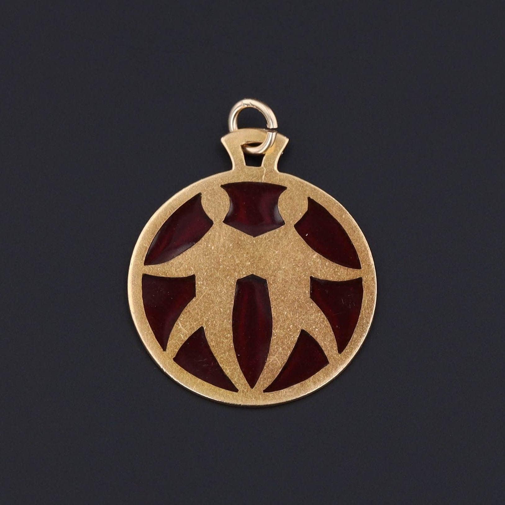Un cadeau parfait pour tout ami ou être cher né sous le troisième signe astrologique du zodiaque, les Gémeaux.

Ce pendentif vintage en émail plique a jour est réalisé en or 18 carats et représente les jumeaux Gémeaux, Castor et Pollux.

Le