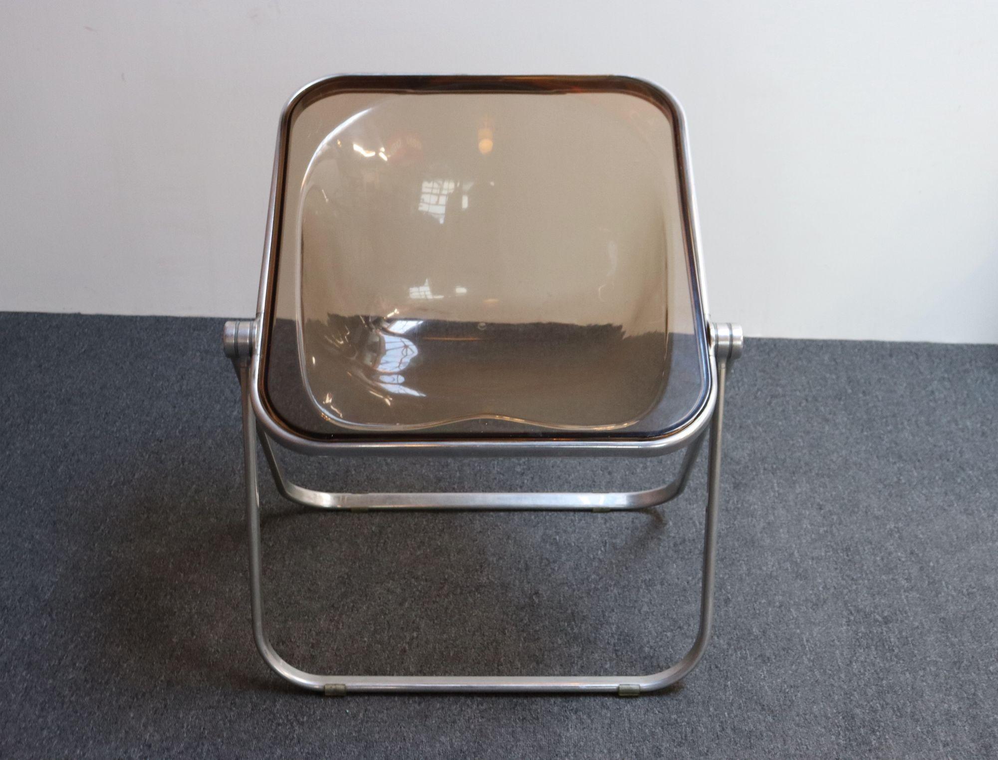 Silla plegable vintage Plona de acrílico ahumado de Giancarlo Piretti para Castelli Moderno de mediados de siglo en venta