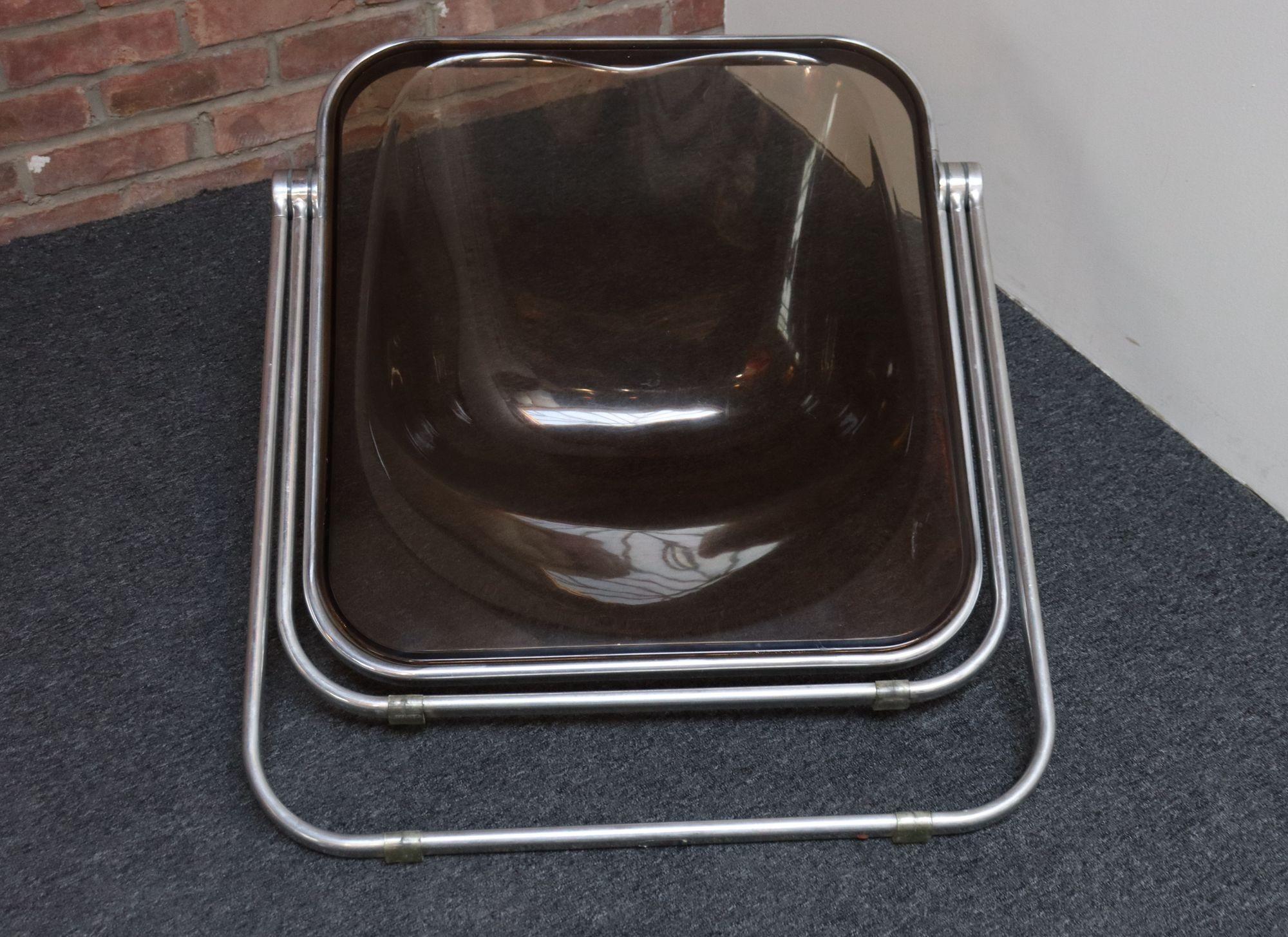 Silla plegable vintage Plona de acrílico ahumado de Giancarlo Piretti para Castelli finales del siglo XX en venta