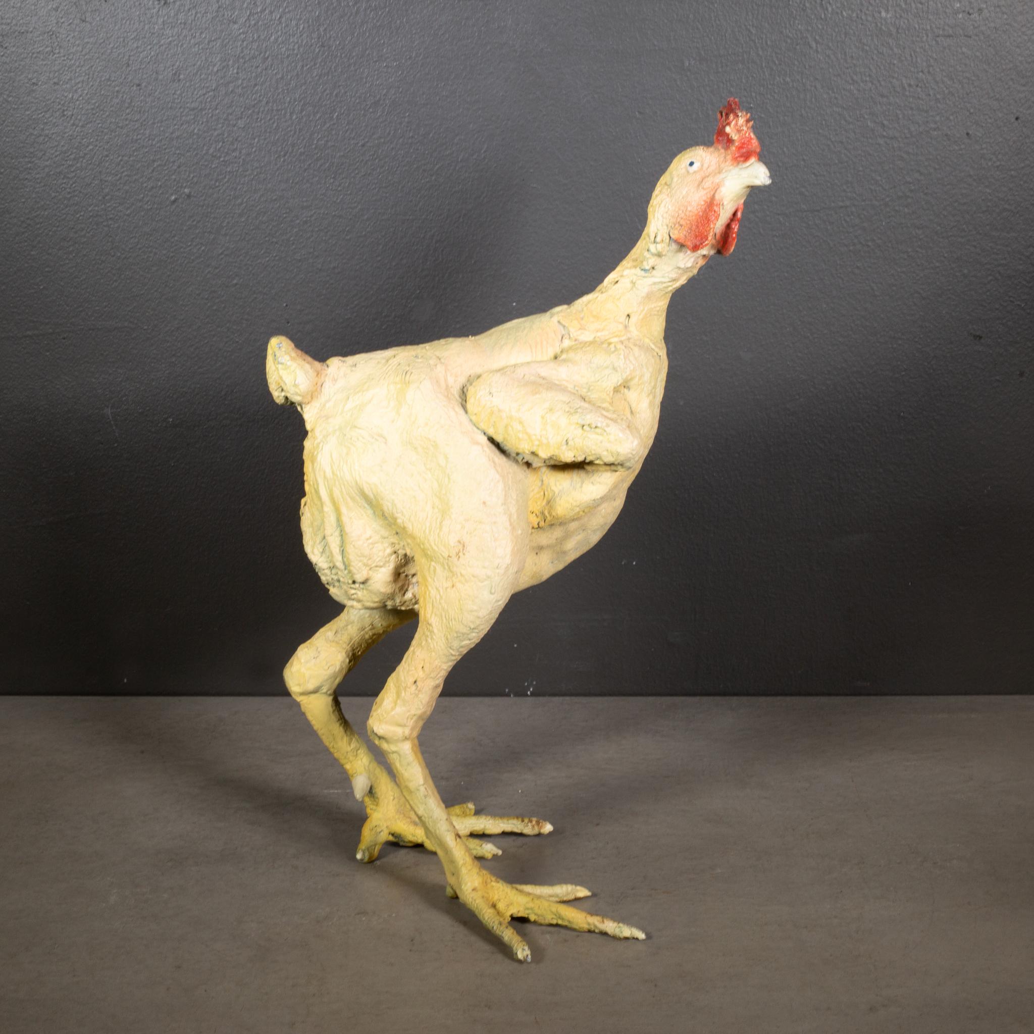 Pollo spennato in metallo verniciato vintage.
Mostrato con un modello di mano a grandezza naturale.