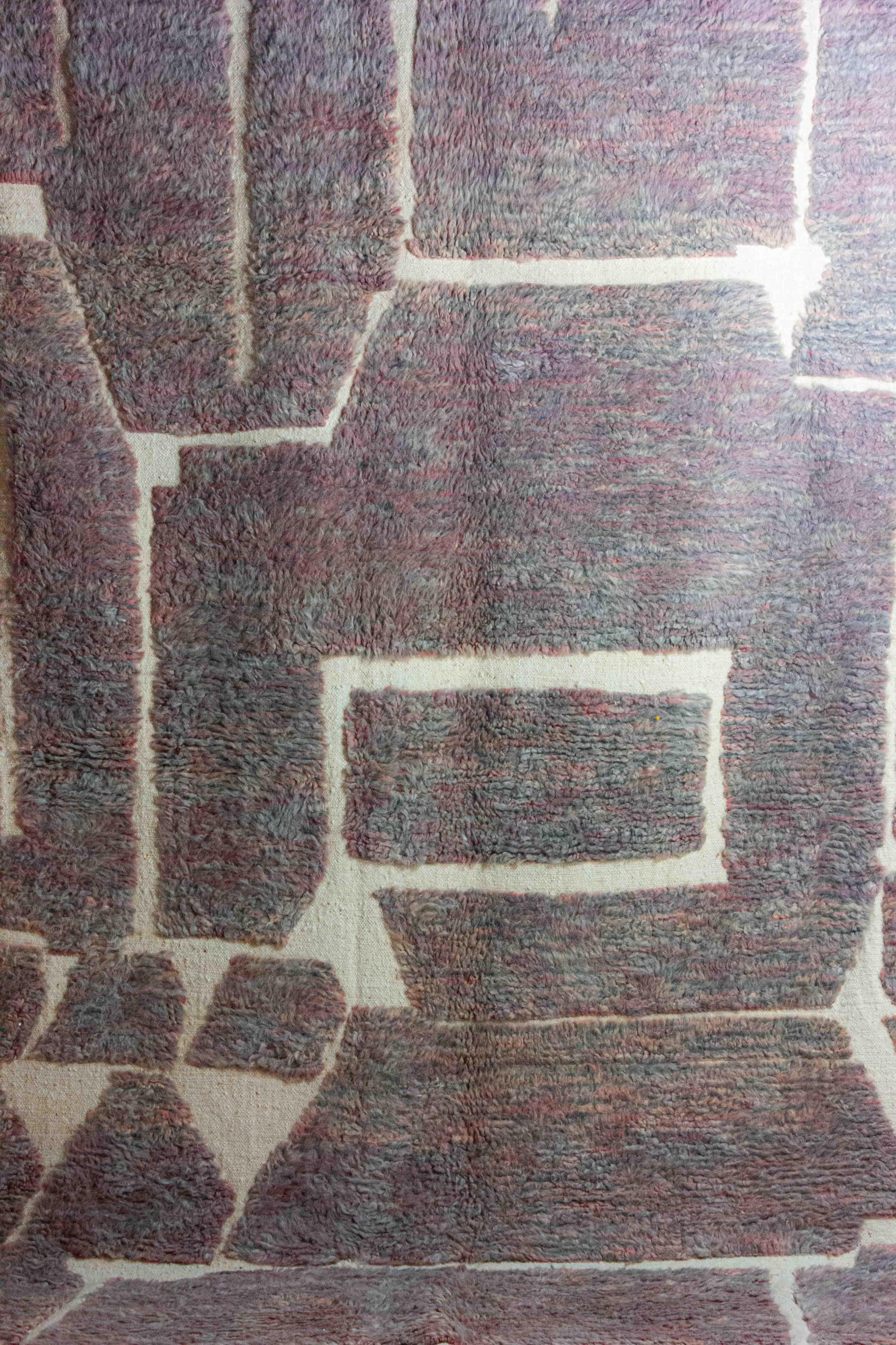 Vintage plushy wool folk art berber rug in with abstract patterns In Good Condition For Sale In Antwerpen, VAN