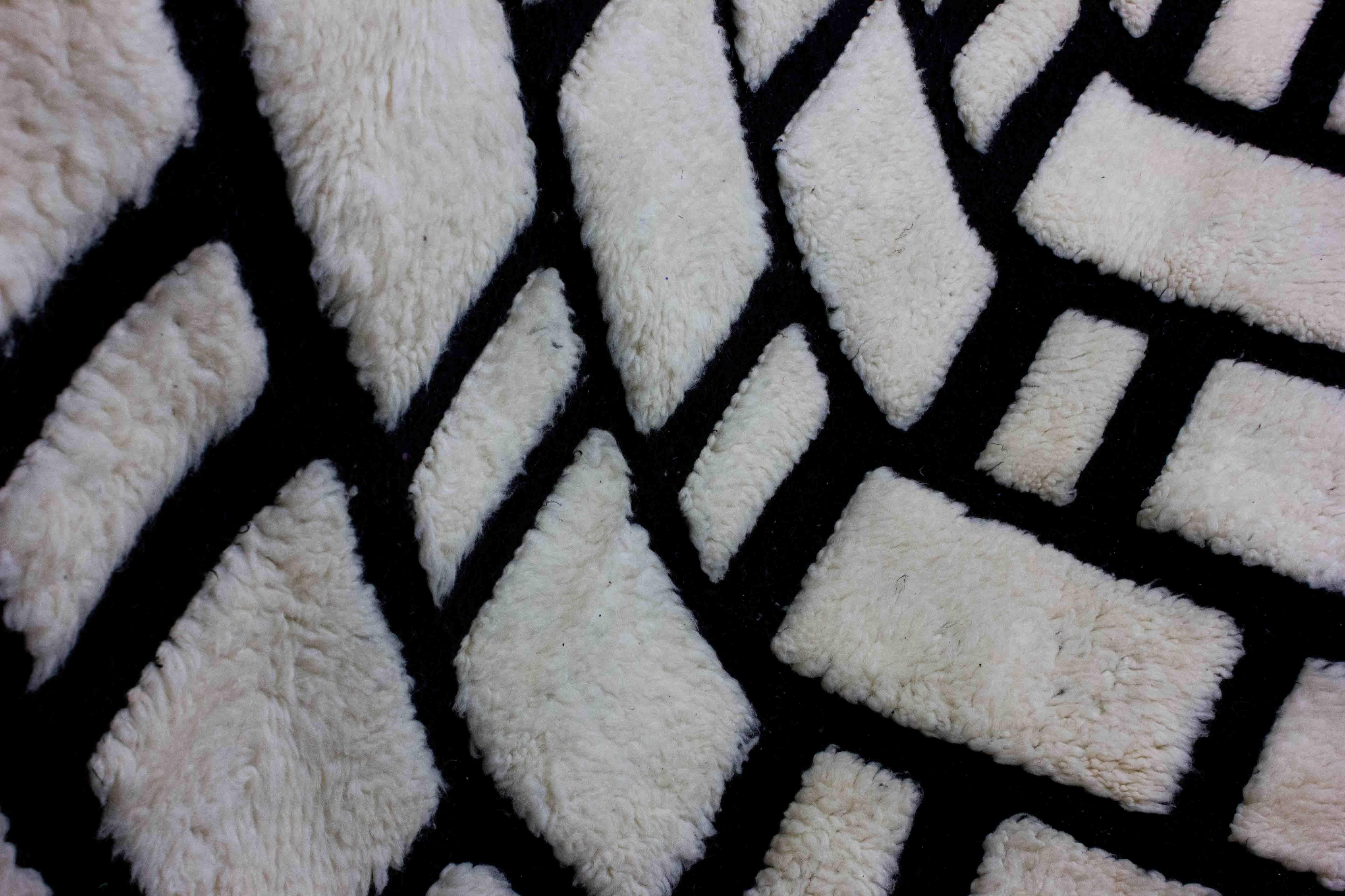 Vintage plushy wool folk art berber rug in with checkered patterns In Good Condition For Sale In Antwerpen, VAN