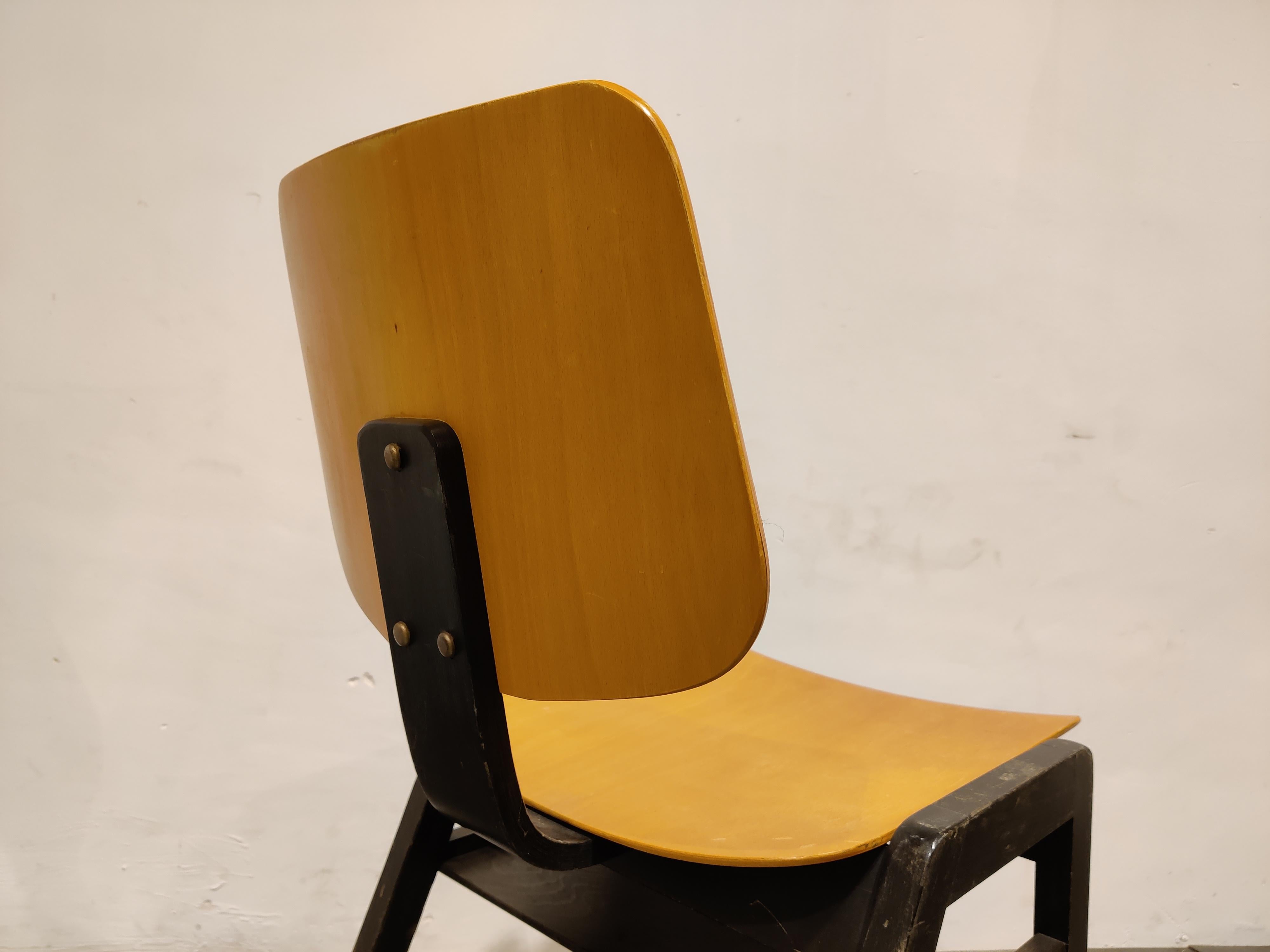 Vintage stackable plywood school chairs.

Plywood seat and backrest and black painted wooden frame.

Sturdy chairs with nice patina.

9 pieces avilable, price is per piece.

1970s - Germany

Dimensions
Height: 83cm/32.67