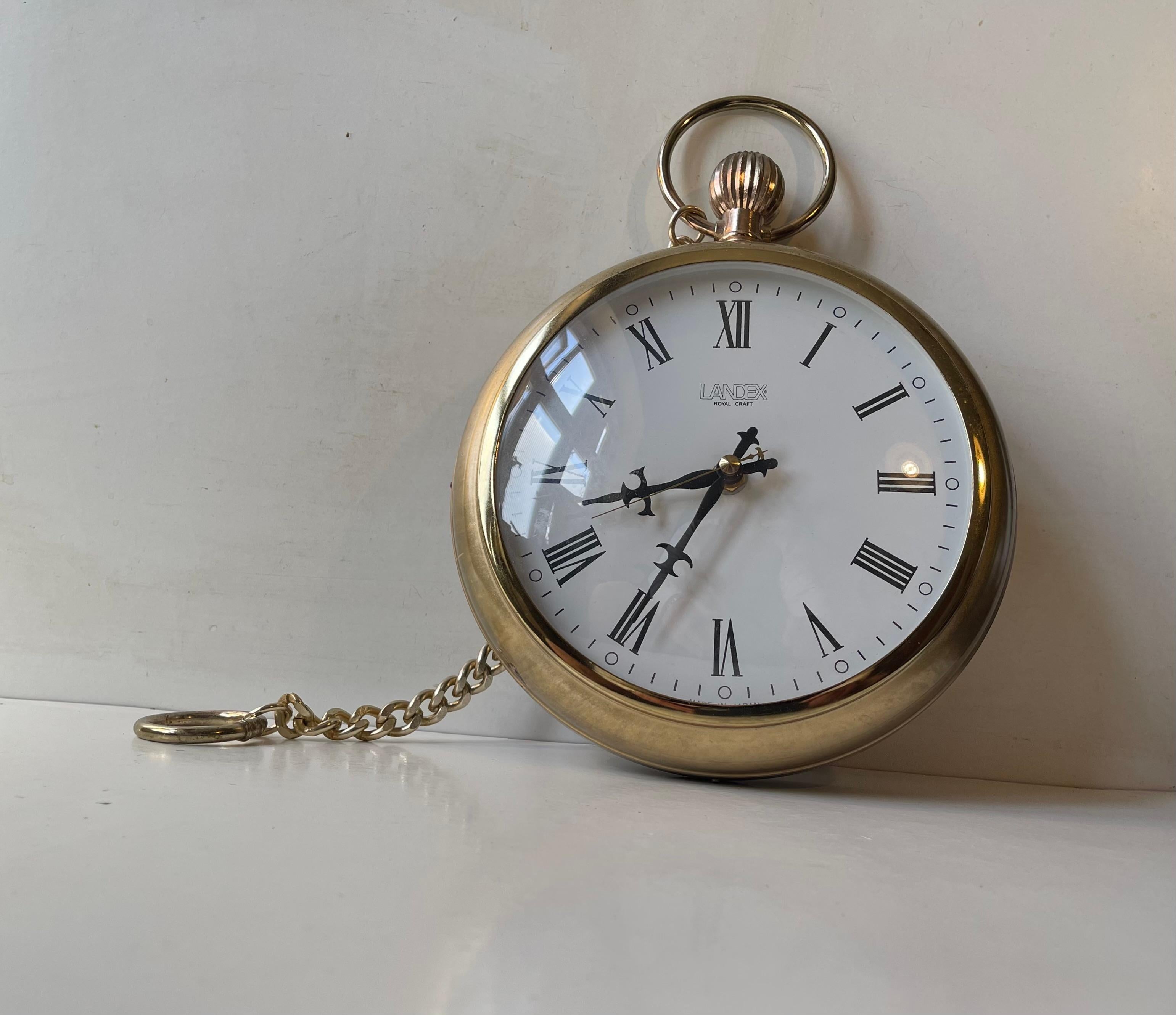 Horloge murale japonaise de fantaisie en forme de montre de poche ancienne. Fabriqué par Landex Royal Craft au Japon vers 1970-80. Fabriqué à partir de composants en laiton et en alliage de laiton. Elle est en état de marche et garde l'heure grâce à