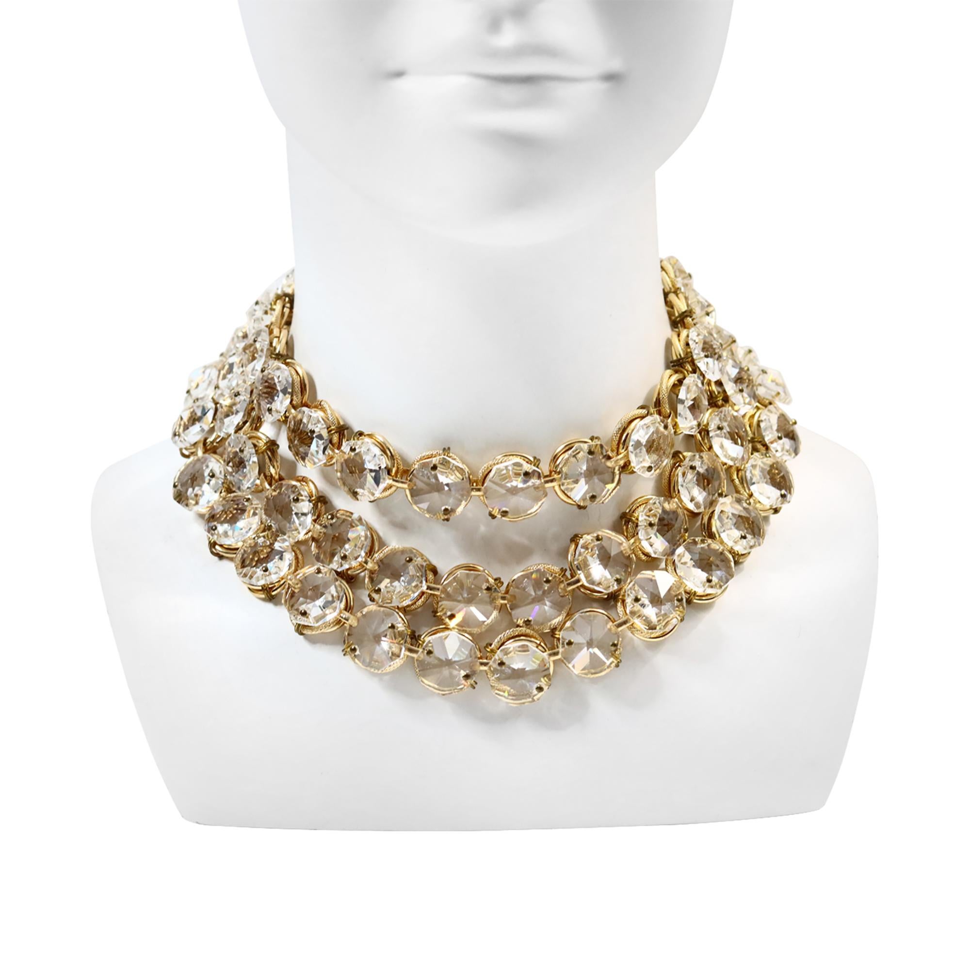 Collar Vintage Poggi PARIS Tono Oro Con Grandes Cristales 3 Filas Circa Década 1990.  Esto es realmente precioso, si me permites decirlo.  Hay tres filas de cristales.  Se ajustan entre 15