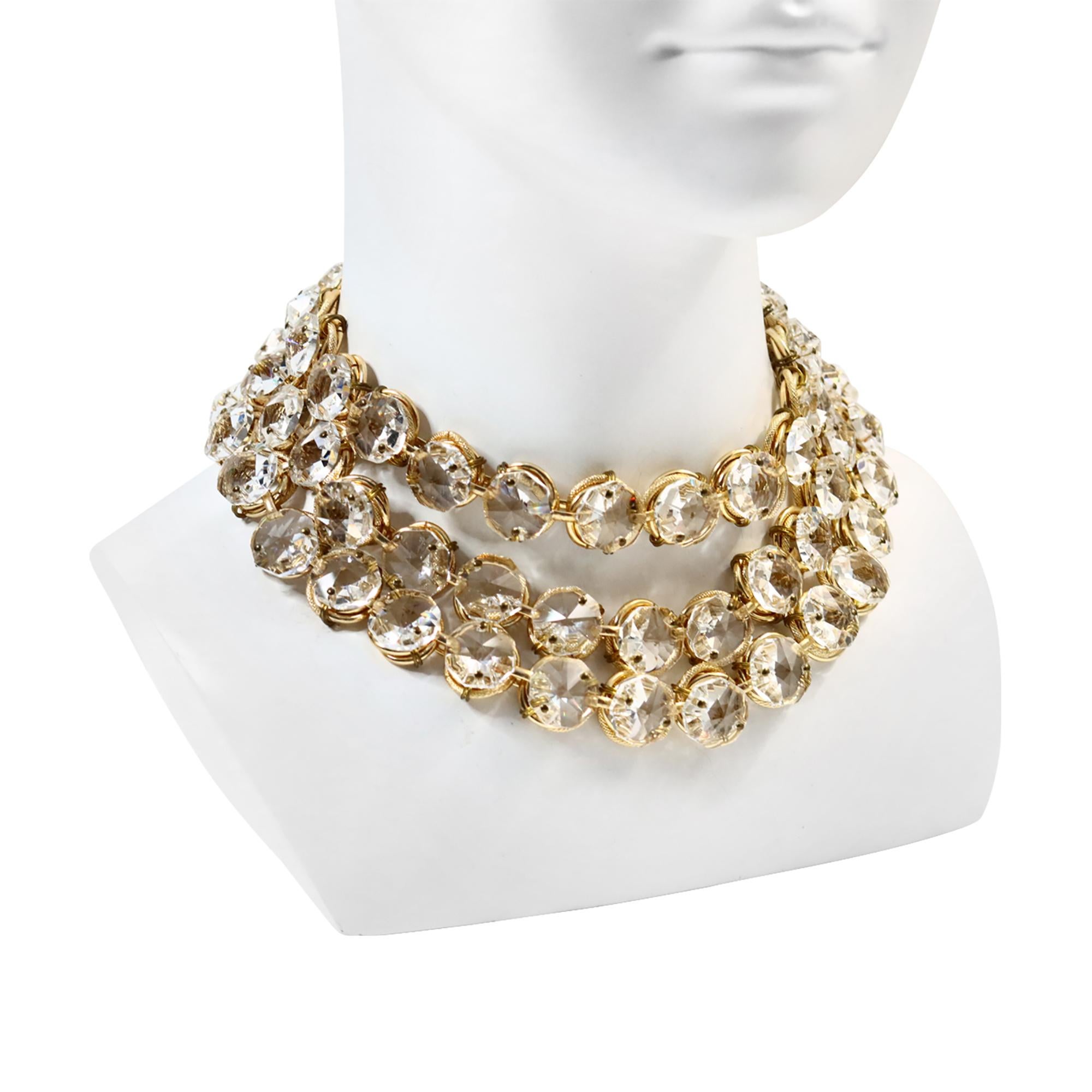 Collar vintage de 3 filas Poggi PARIS en tono dorado con cristales grandes, circa años 90 Moderno en venta