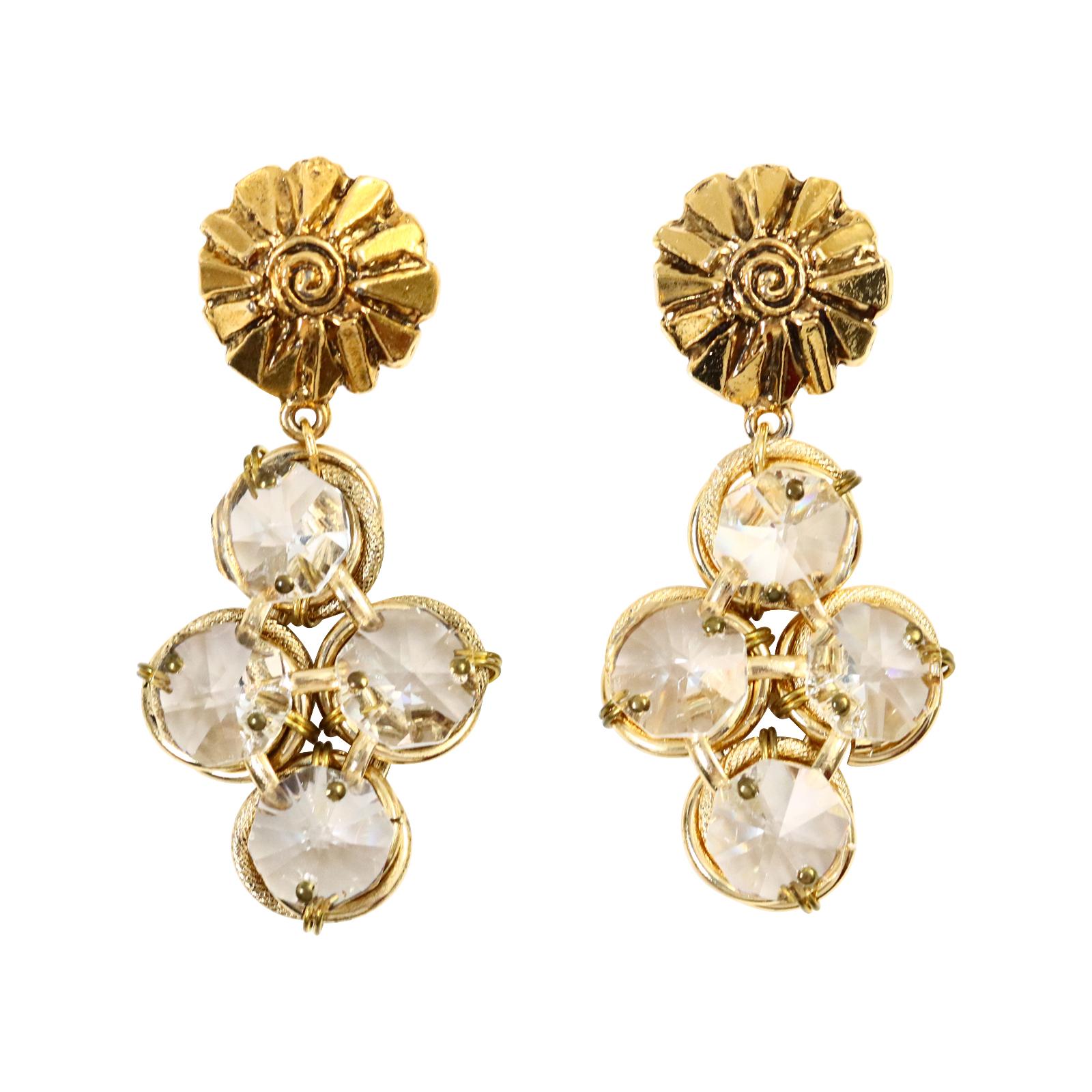 Vintage Poggi Paris Gold-Ton mit großen Kristallen baumelnden Ohrringe CIRCA 1990er Jahre.  Diese spektakulären Ohrringe sind so schick und sehen gleichzeitig so klassisch aus. Die knopfähnliche, goldfarbene Struktur, an der die Kristalle baumeln,