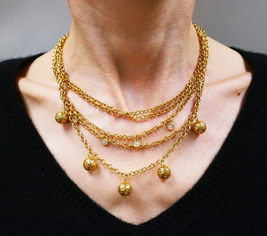Feminine Vintage-Halskette, die in den 1980er Jahren von Poiray in Frankreich entworfen wurde. 
Aus 18 Karat Gelbgold gefertigt und mit vier runden Diamanten im Brillantschliff (Farbe G, Reinheit VS1, Gesamtgewicht ca. 0,60 Karat)