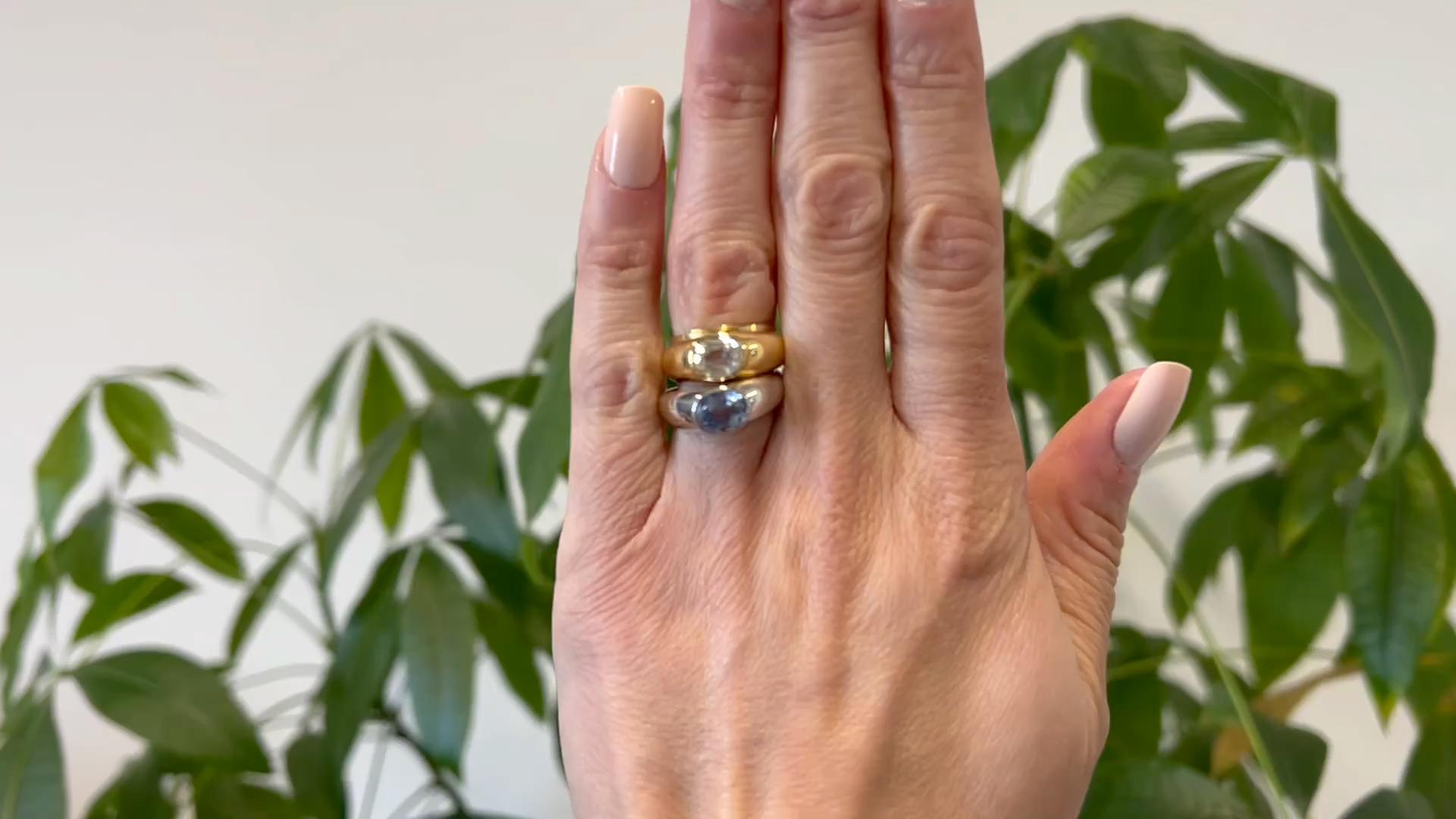 Ein Vintage Poiray Paris Saphir 18k zwei Tone Ring Set. Mit einem ovalen blauen Saphir im Mischschliff mit einem Gewicht von etwa 1,50 Karat und einem ovalen weißen Saphir im Mischschliff mit einem Gewicht von etwa 1,50 Karat. Gefertigt aus 18 Karat