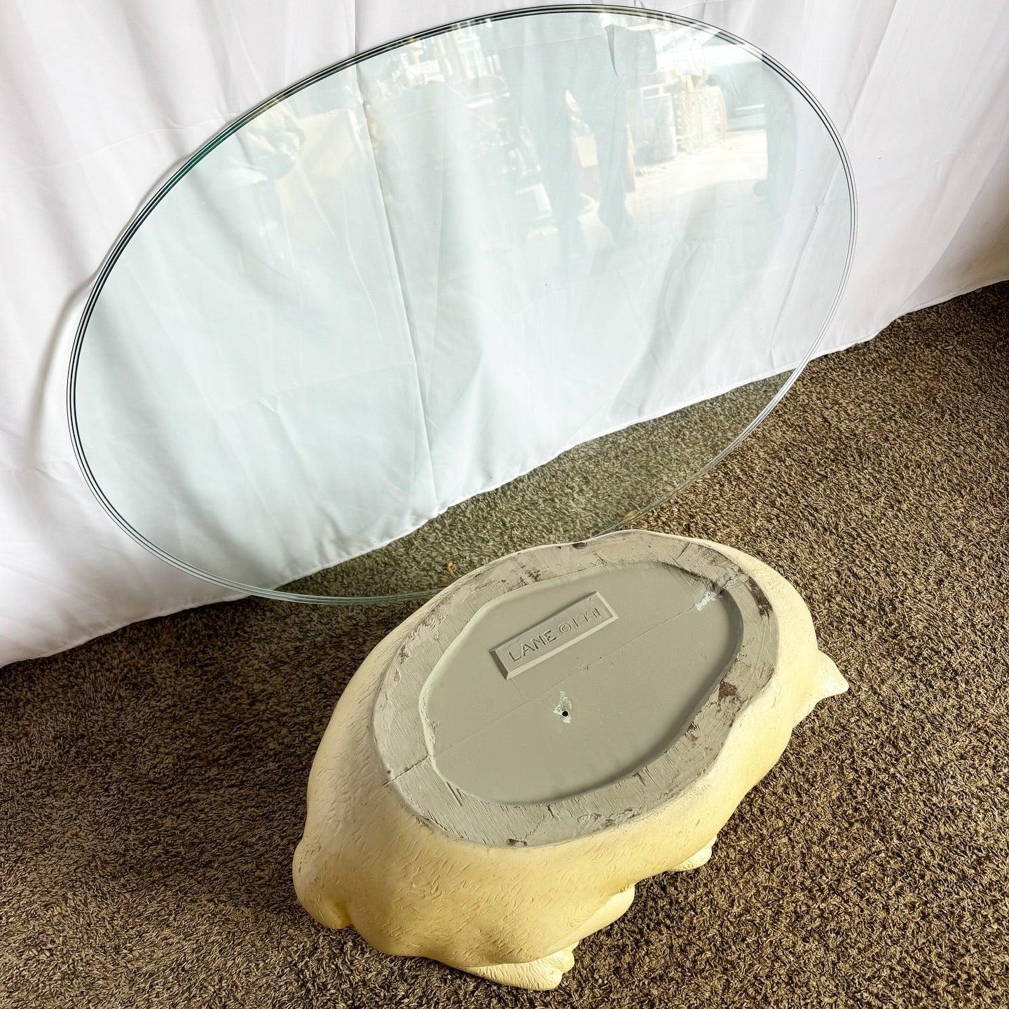Einzigartiger Vintage Polar Bear Glass Coffee Table von Lane mit skulpturalem Bärenfuß und ovaler Glasplatte, der jedem Raum rustikalen Charme verleiht.
 
 Verschleiß an der Oberfläche des Bären und einige Oberflächenkratzer auf dem Glas, wie auf