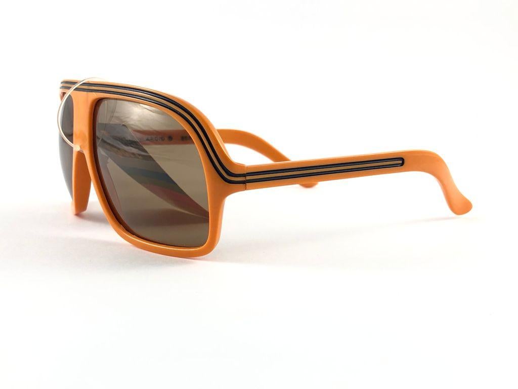  

New Vintage Polaroid 8680 Sunglasses Oversized Aviator Orange With Black Accents Frame Holding Light Brown Lenses.

Manufactured In France 1980s

Amazing Design With Strong And Elaborated Details



Front :                                14.5