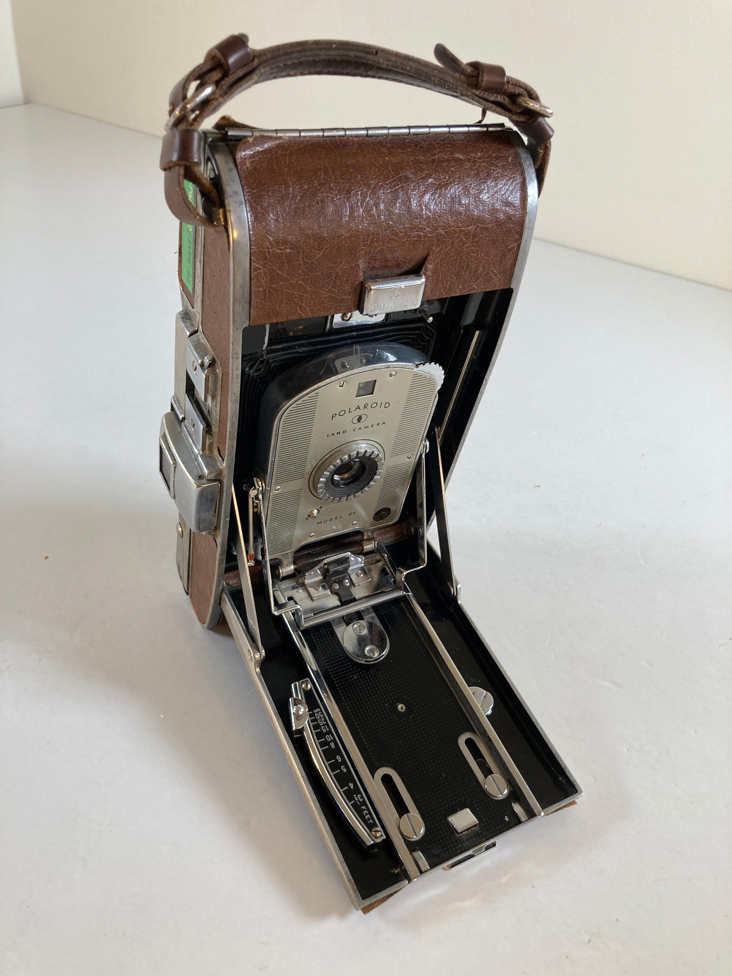 Vintage Polaroid Land Camera in Case Model 95, circa 1948 In Good Condition In North Hollywood, CA