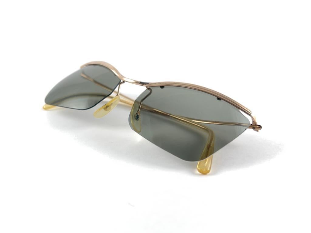 
Seldom Pair Of Vintage Gold Semi Rimless 1960'S  Sunglasses.
This Pair Show Sign Of Wear Due To In Both Frame And Lenses.
Please Study the Pictures Before Purchasing
Small Size. 


Made In France.



Measurements 



Front                          