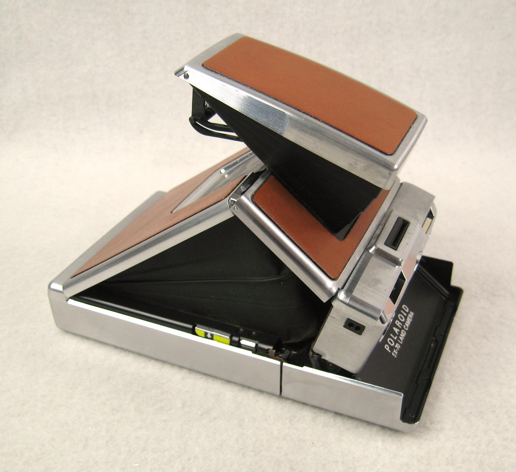 Eine sehr schöne Polaroid SX - 70 Kamera, entwickelt von Edwin Lande und Richard Wareham, entworfen von Henry Dreyfuss Associates. Das war damals der neueste Stand der Technik und revolutionär. Das Gehäuse aus gebürstetem Edelstahl und Leder, eine