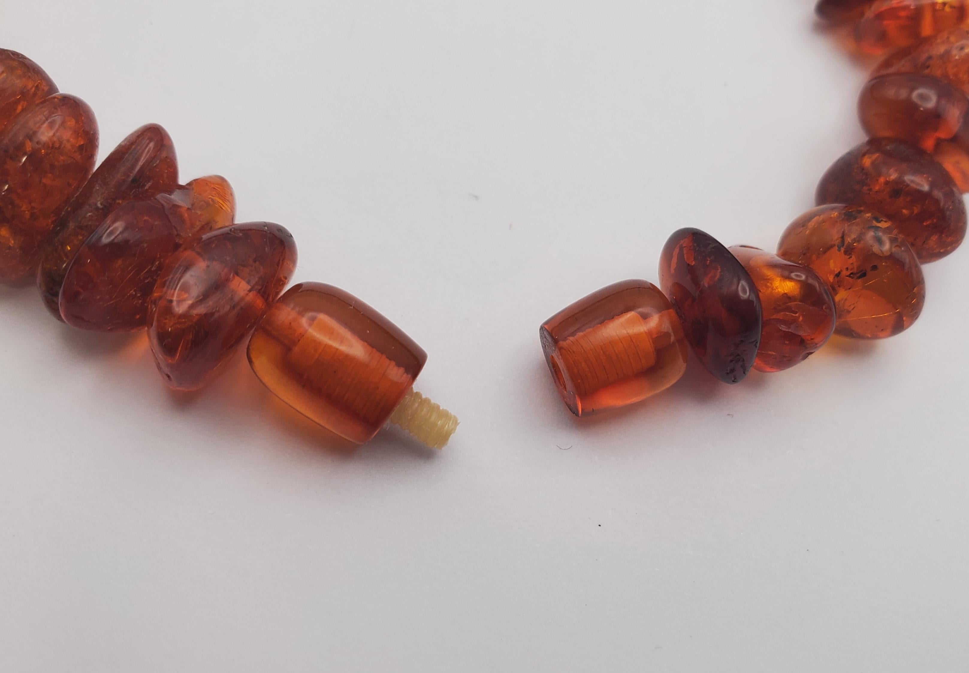 Collier de perles d'ambre polies vintage polonais en vente 1