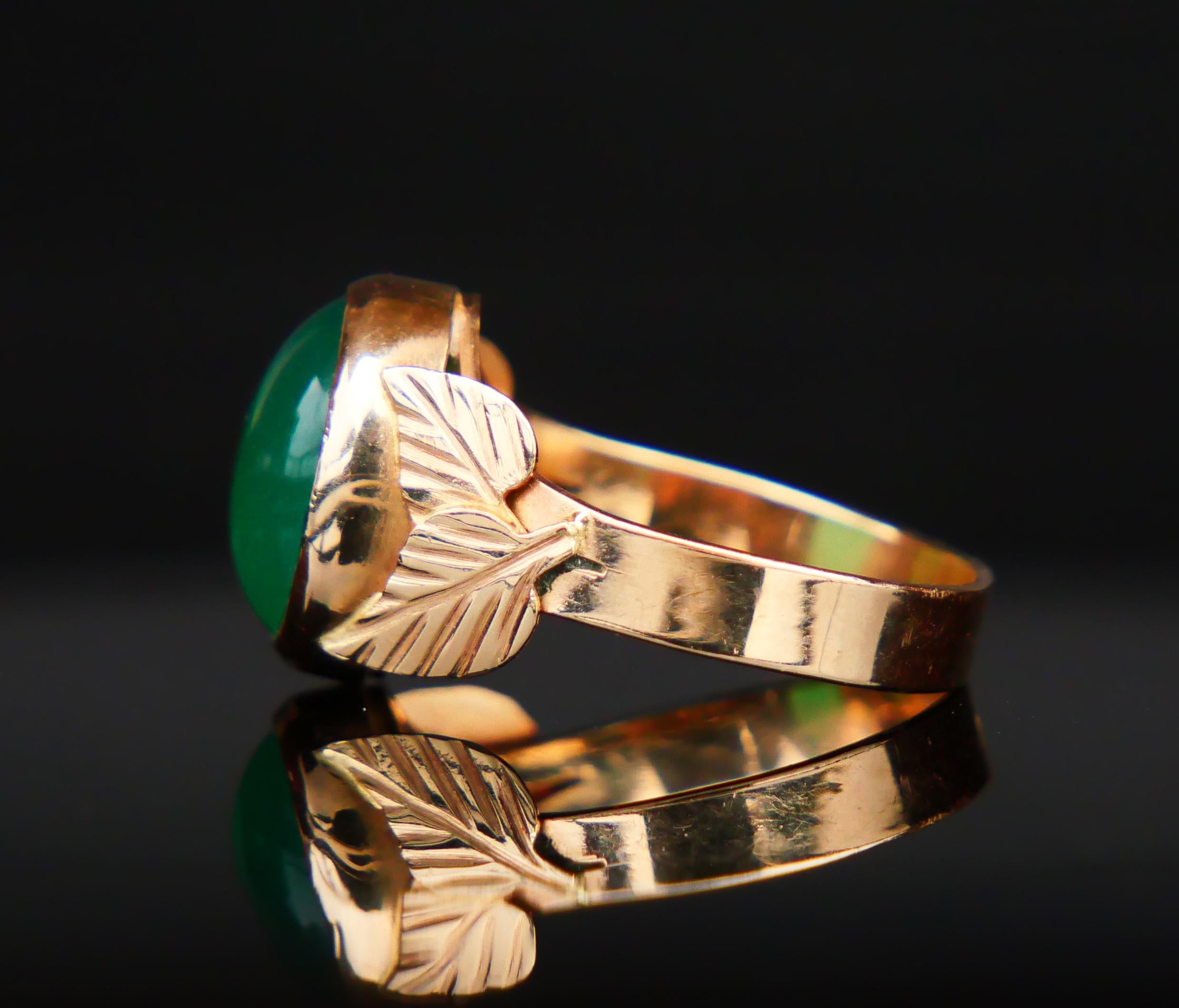 Cabochon Vintage Polish Ring natural Green Chalcedony 14K Yellow Gold Ø6.5 US/ 3.5gr For Sale