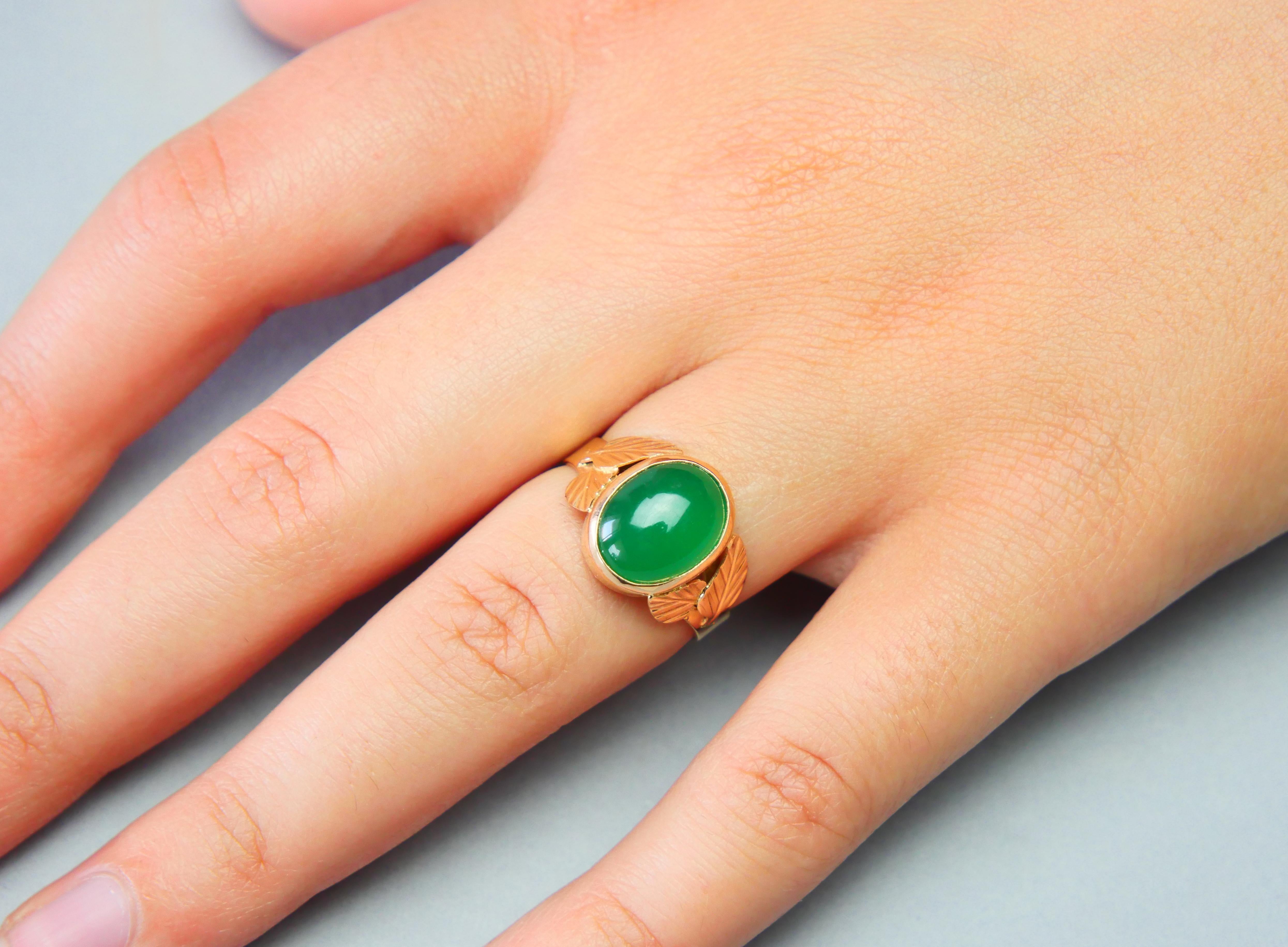 Vintage Polish Ring natural Green Chalcedony 14K Yellow Gold Ø6.5 US/ 3.5gr For Sale 1