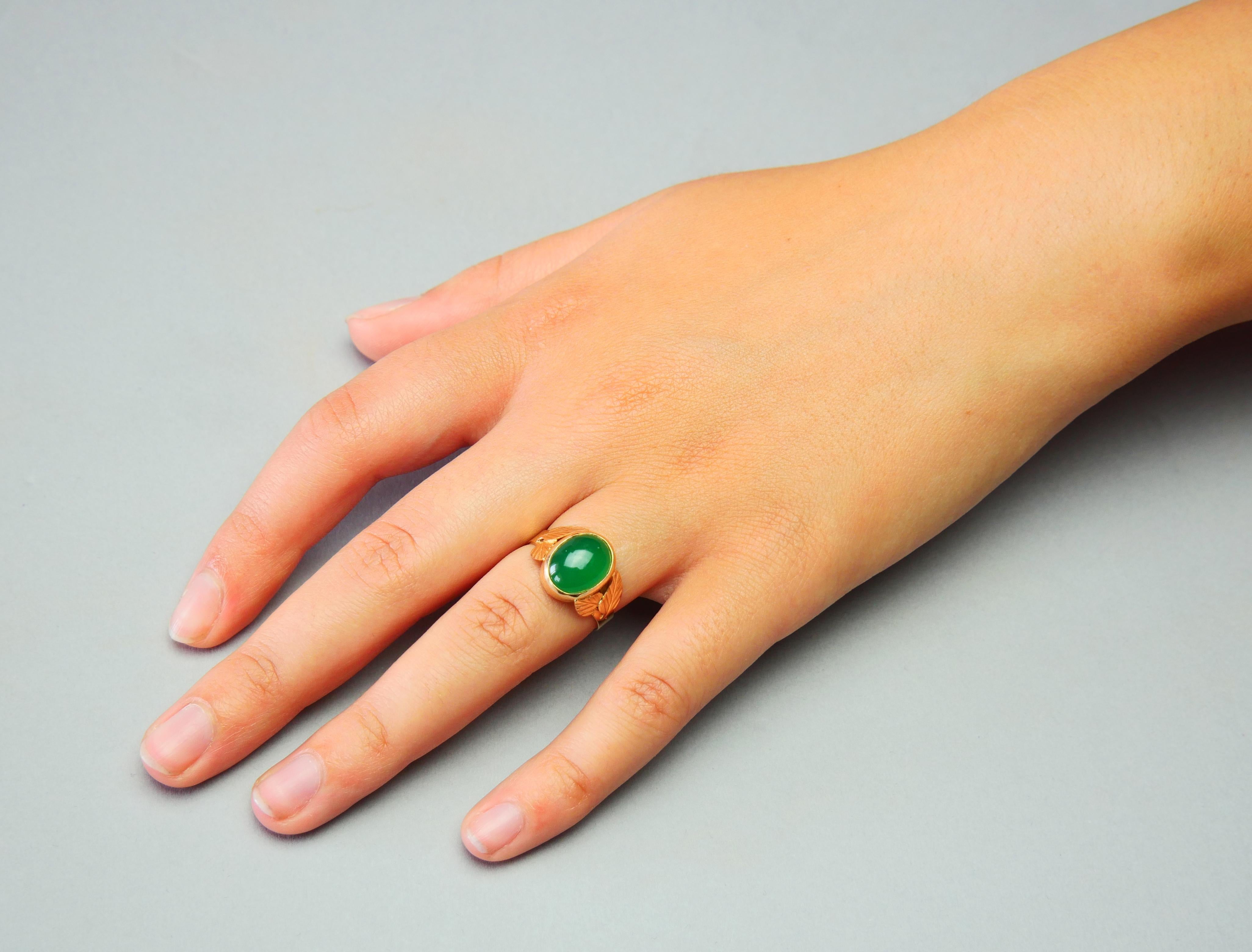 Vintage Polish Ring natural Green Chalcedony 14K Yellow Gold Ø6.5 US/ 3.5gr For Sale 2