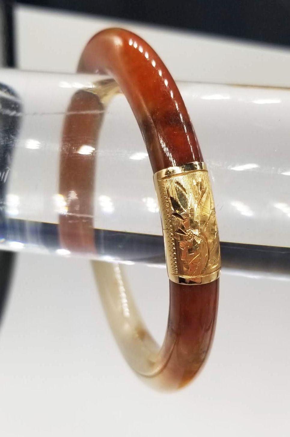 Vintage Polished Agate Gold Hinge Mounted Bangle Bracelet. In Excellent Condition For Sale In Van Nuys, CA