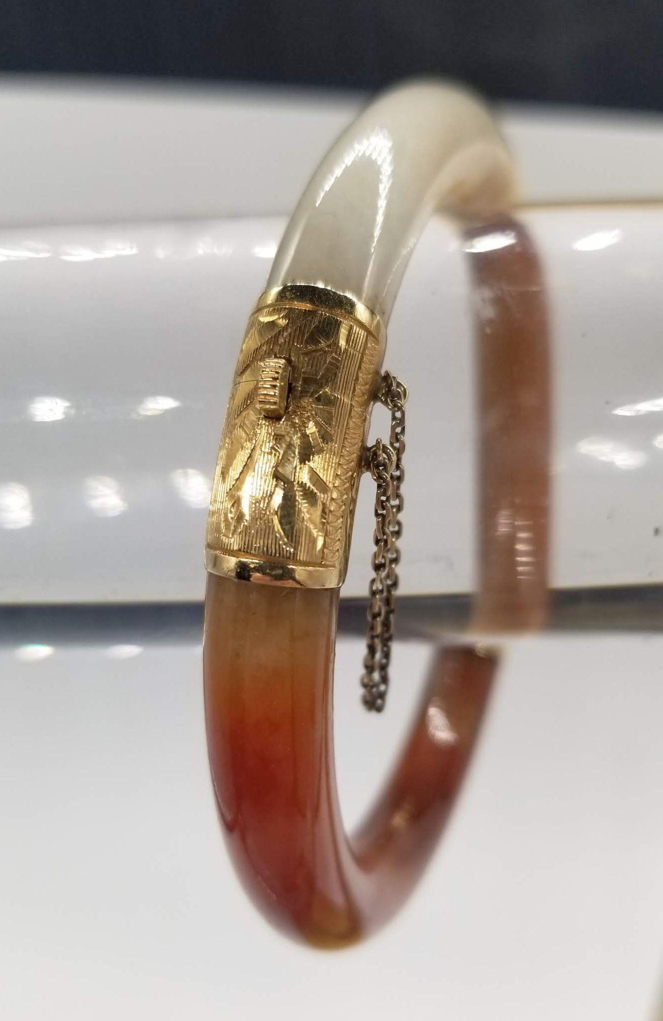Vintage poliert Achat Gold Scharnier montiert Armreif Armband. (Jade) im Angebot