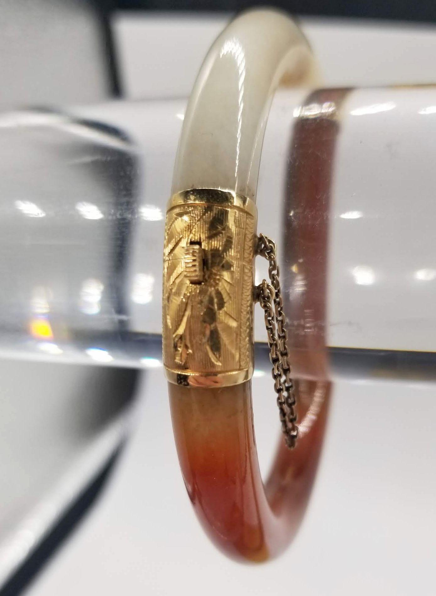 Vintage Polished Agate Gold Hinge Mounted Bangle Bracelet. For Sale 1