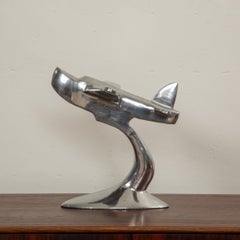 Vieille sculpture d'avion en aluminium poli