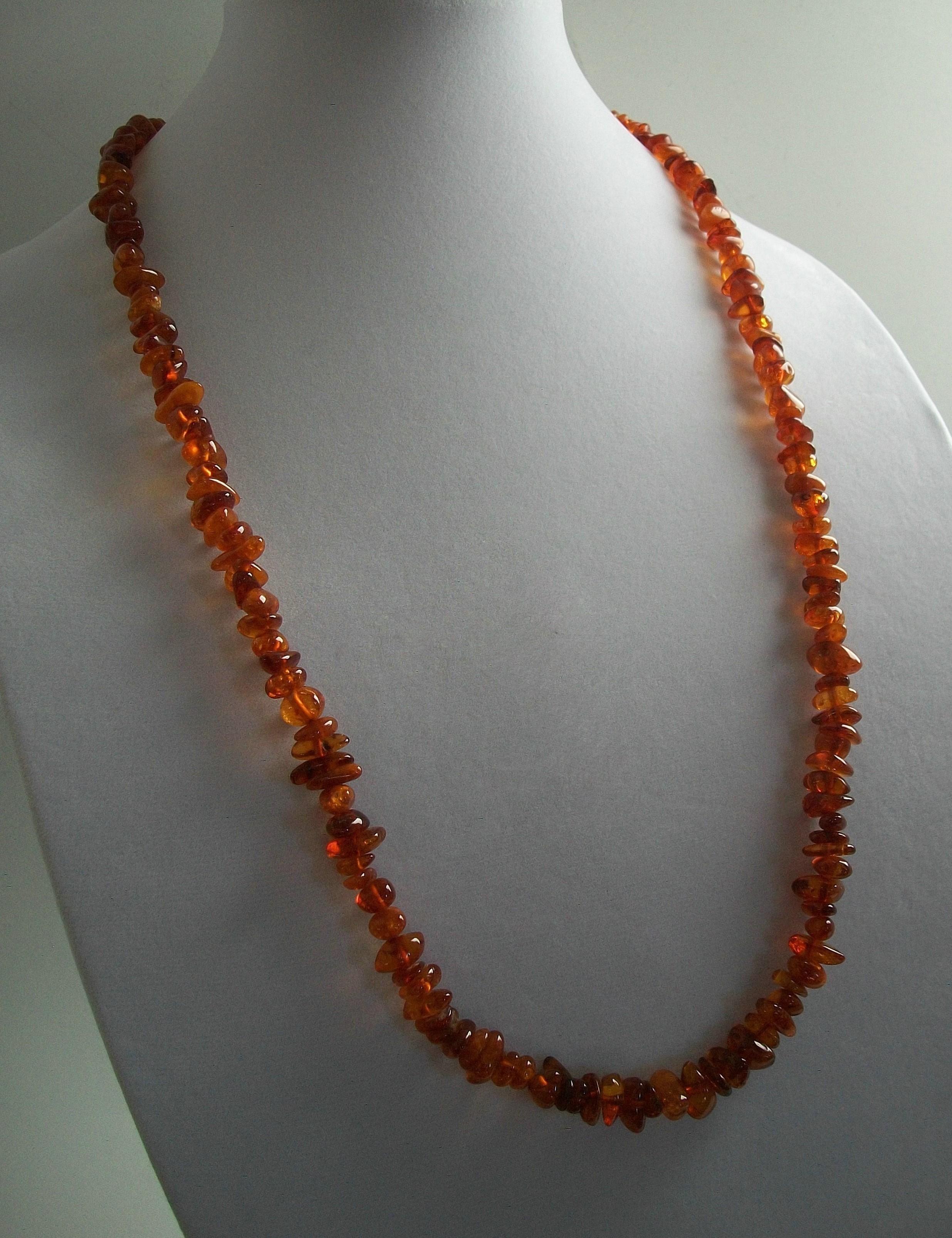 Vintage Polished Baltic Amber Necklace, 44 Grams, Europe, C.1930's For Sale 2