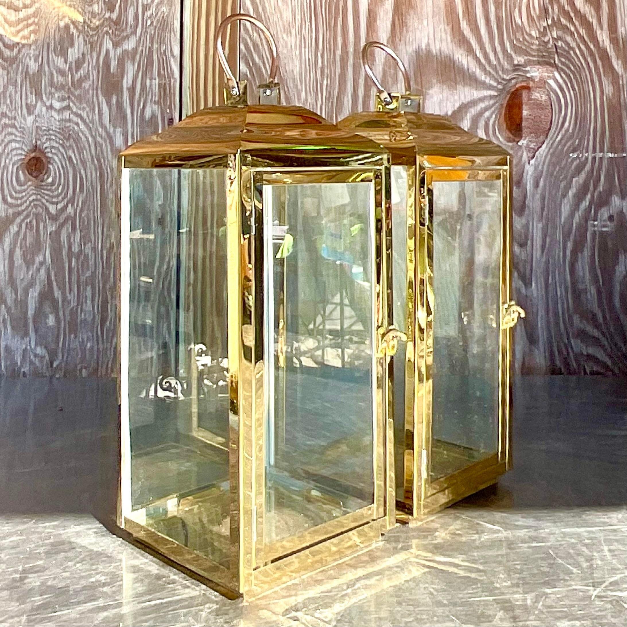 Ein fabelhaftes Paar Vintage-Laternen aus Messing im Boho-Stil. Schicker Rahmen aus poliertem Messing mit eingelassenen Glasscheiben. 3 Sets auf meiner Chairish-Seite erhältlich. Erworben aus einem Nachlass in Palm Beach.