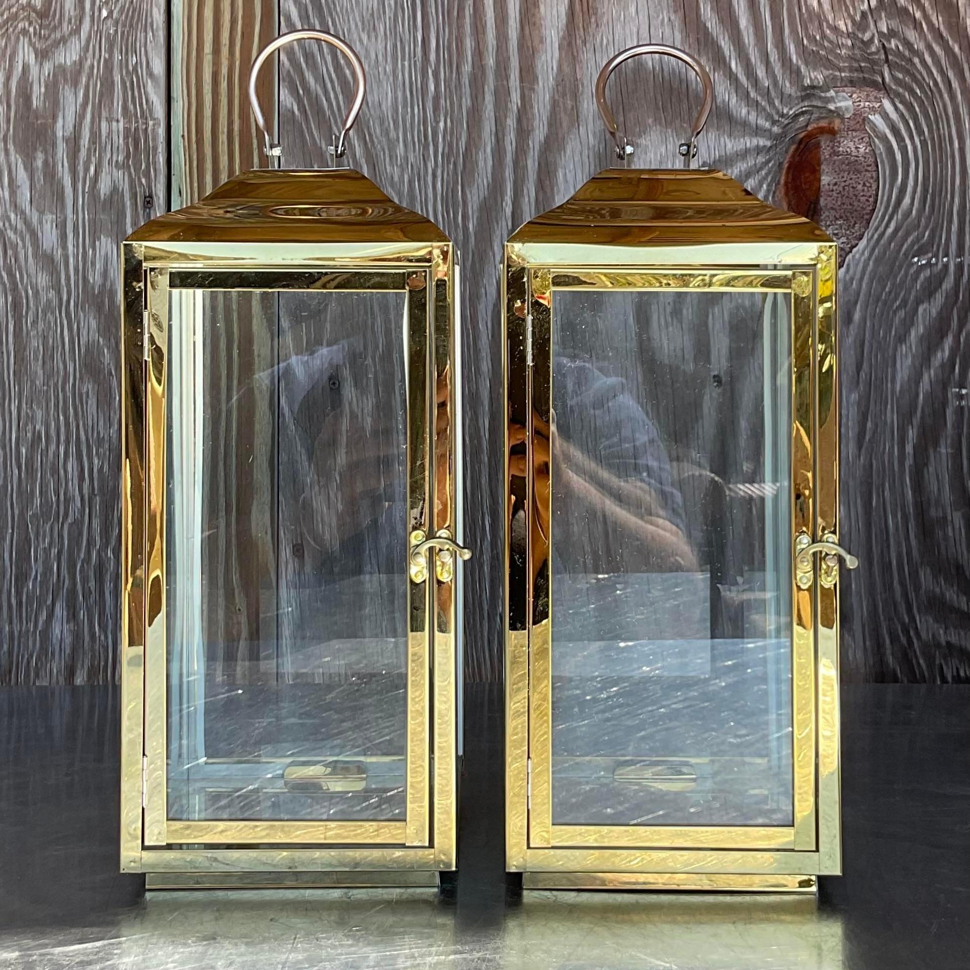 Vintage Polished Brass Lanterns - a Pair (amerikanisch) im Angebot