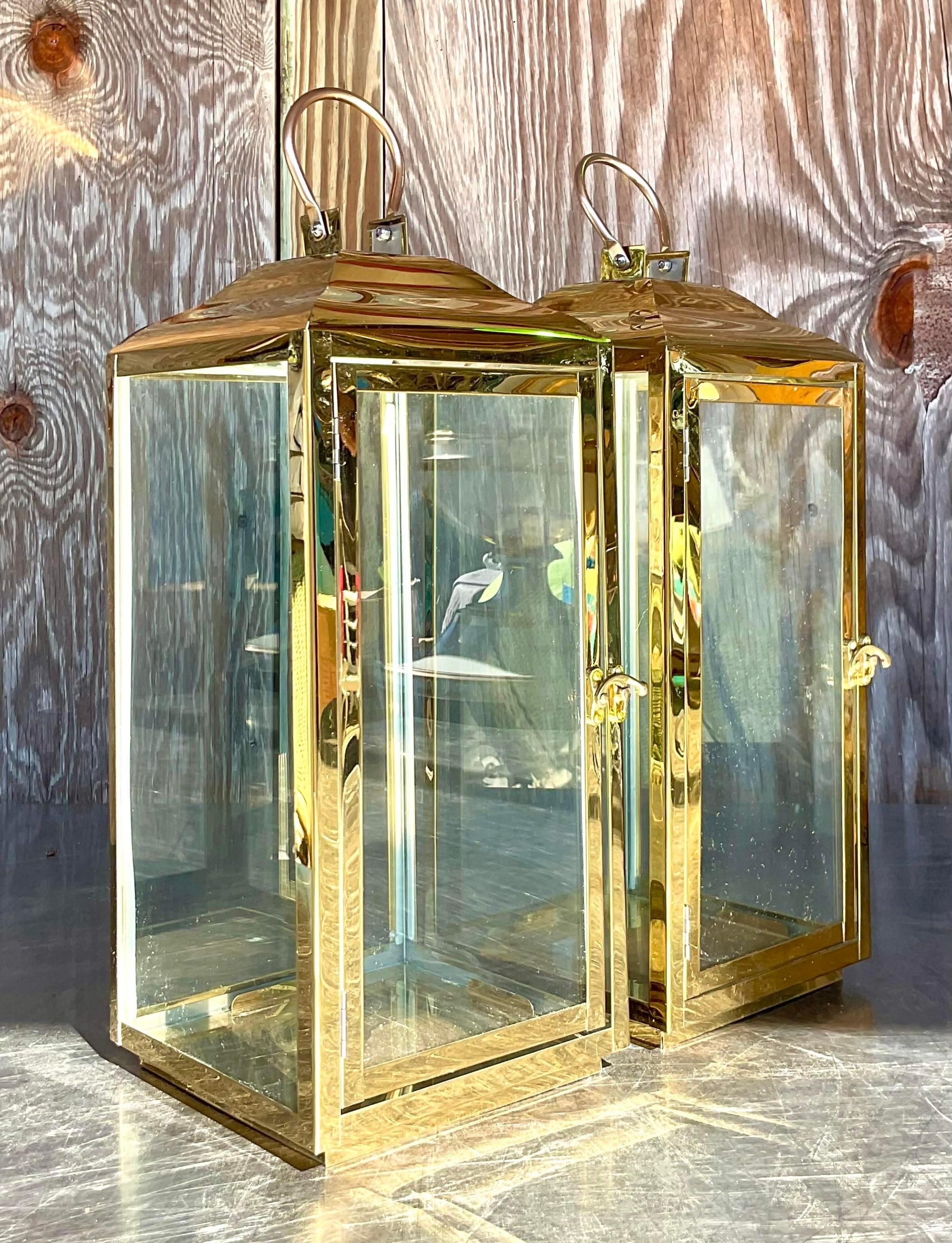 Vintage Polished Brass Lanterns - a Pair im Zustand „Gut“ im Angebot in West Palm Beach, FL